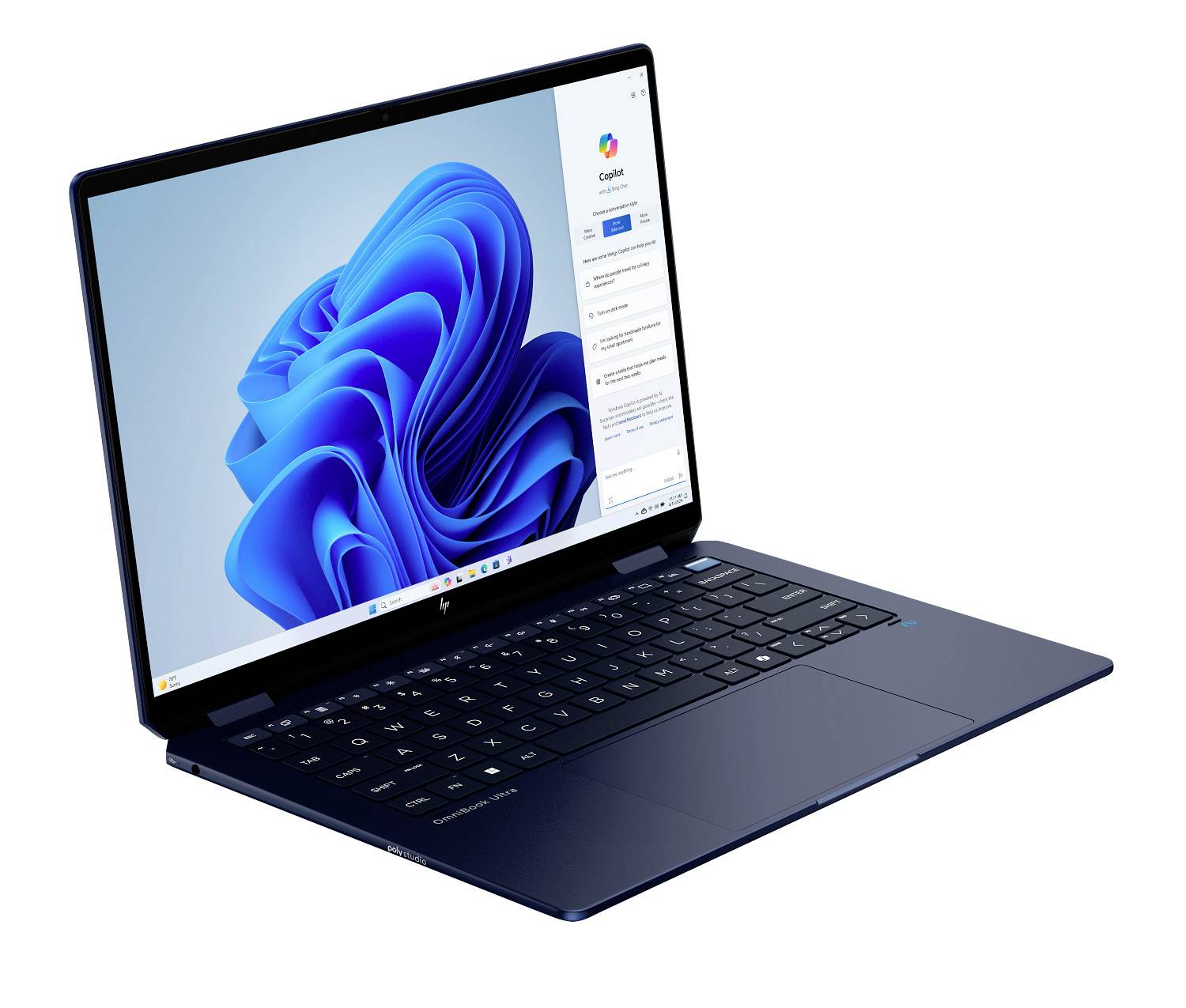 Offener HP-Laptop mit Windows 11 blauem abstraktem Hintergrundbild und einem Microsoft Copilot-Bedienfeld auf der rechten Seite auf weißem Hintergrund.