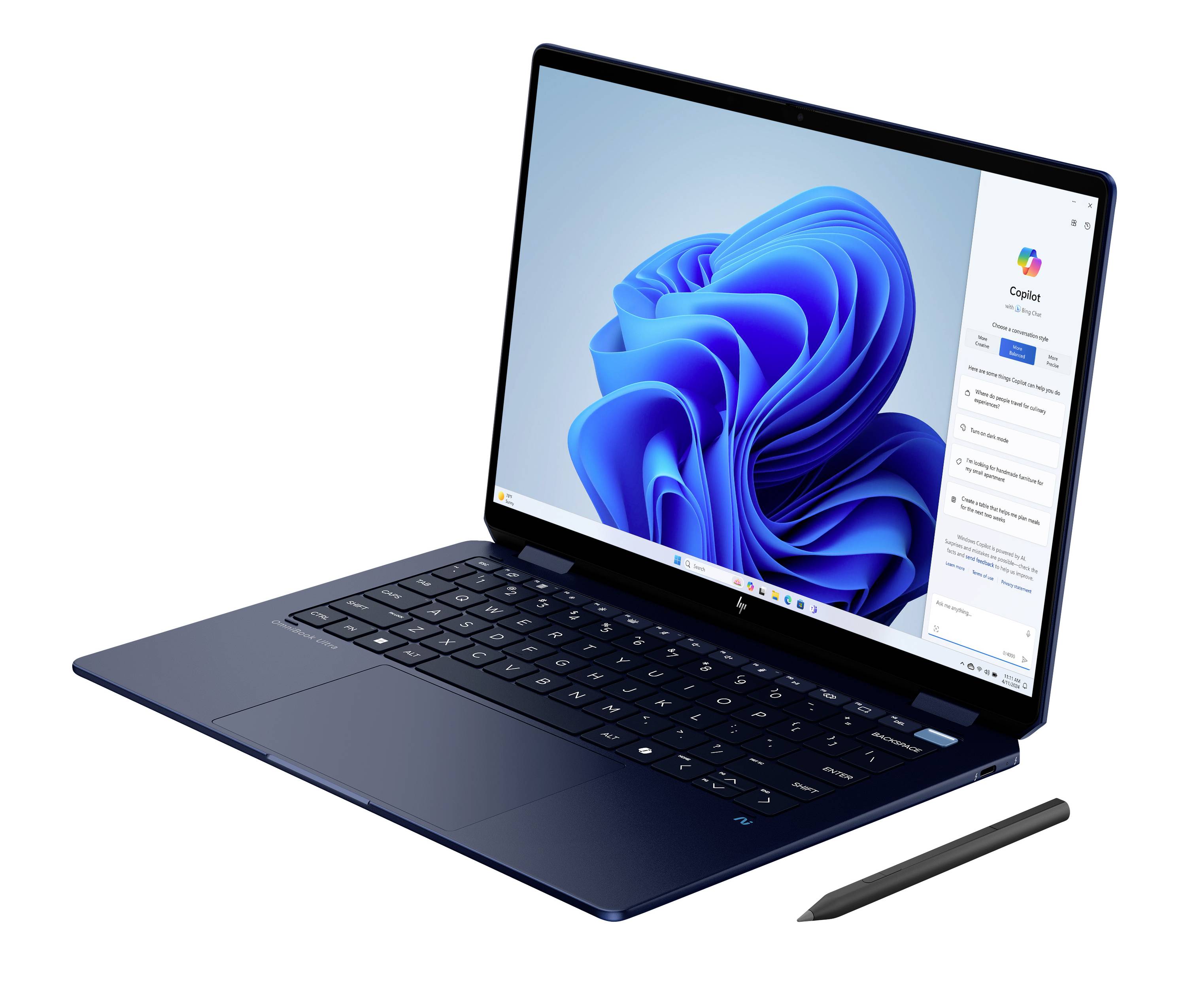 Offener blauer Laptop mit Stift, zeigt Windows 11-Desktop und ein Copilot-Panel auf dem Bildschirm.