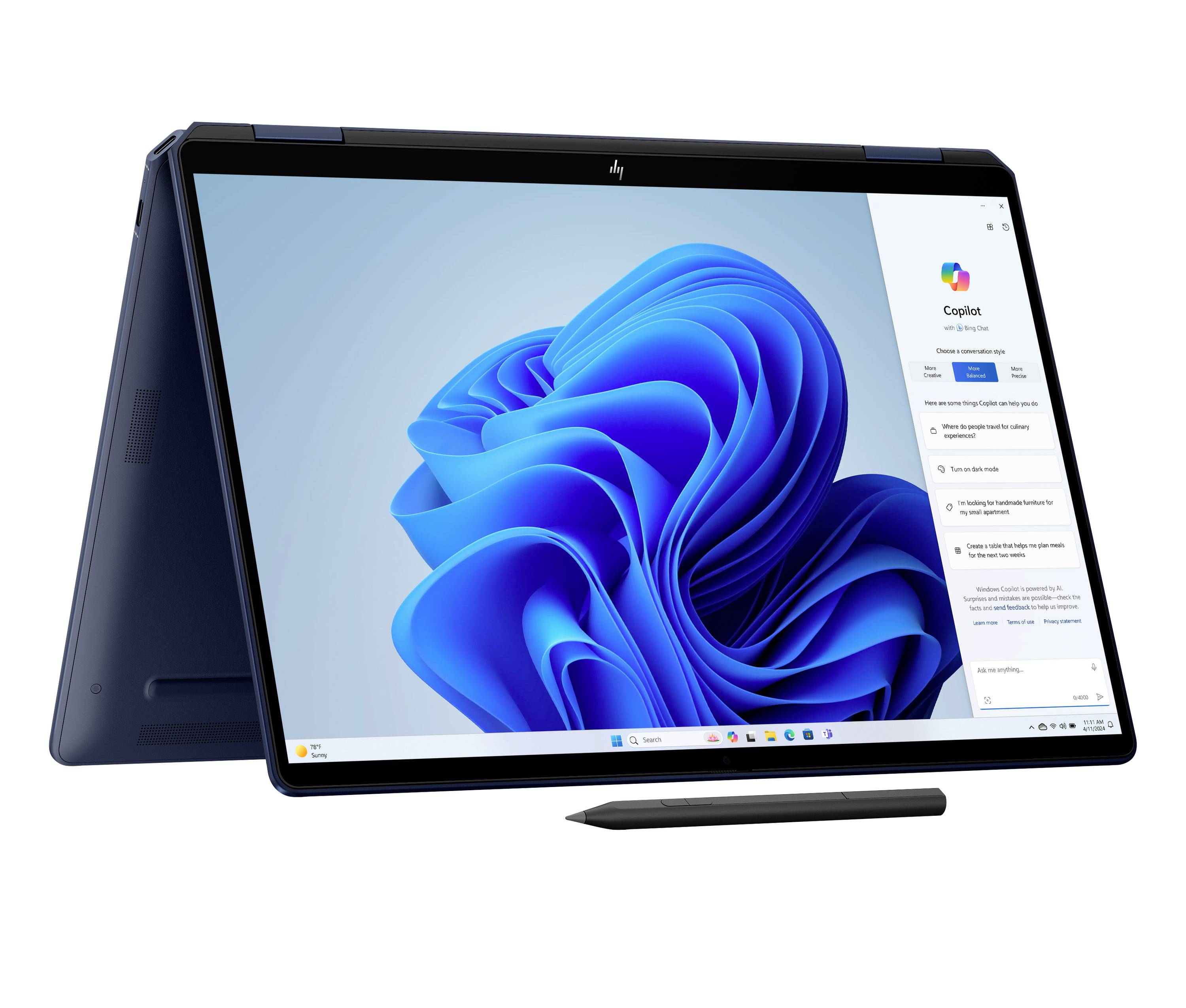 Klappbarer HP-Laptop im Zeltmodus mit Windows 11-Desktop und Copilot-Panel, mit Stift unter dem Bildschirm.