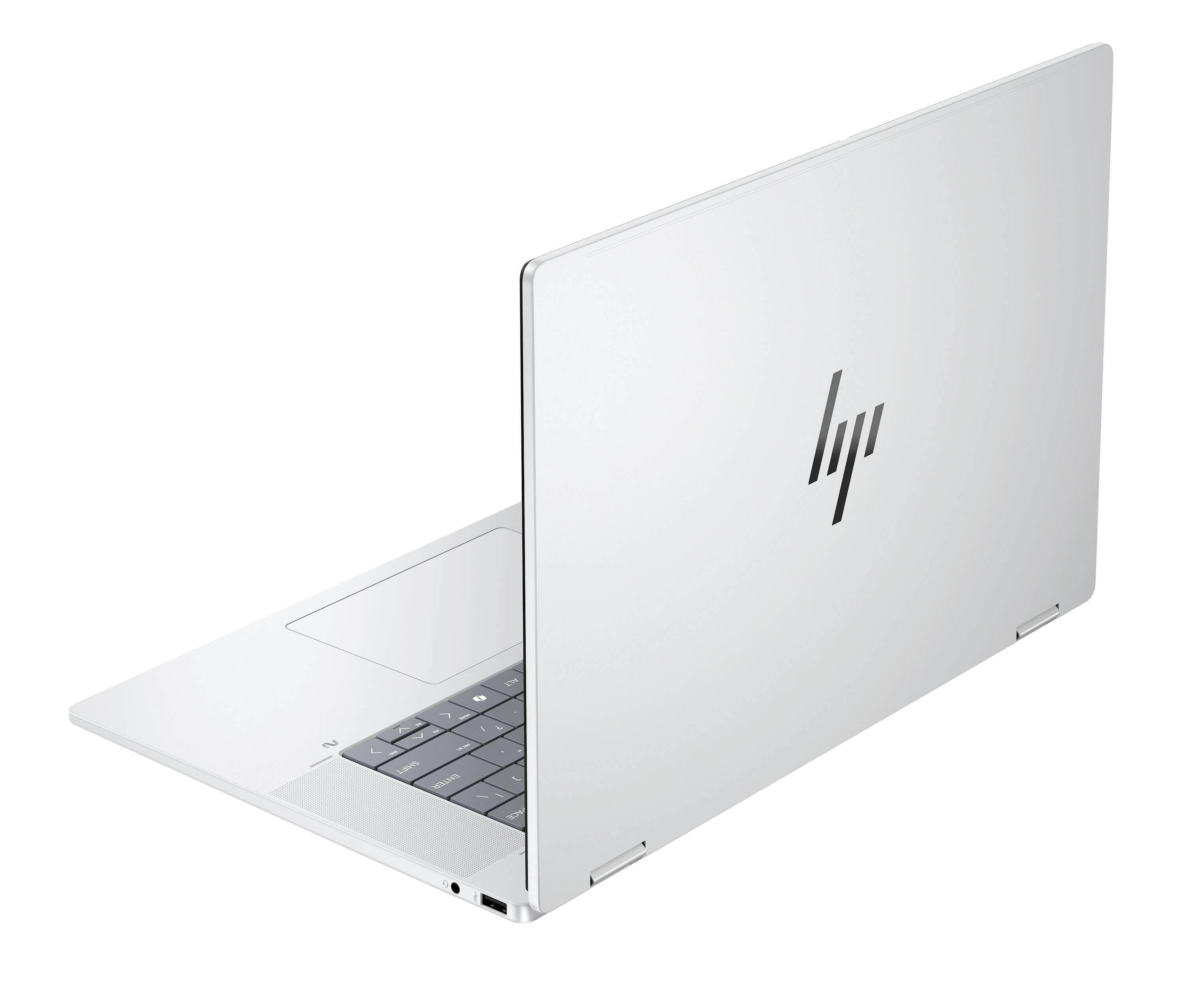 Silberner HP-Laptop, teilweise geöffnet, in einem Winkel positioniert, um die Tastatur und den Deckel mit dem HP-Logo zu zeigen.