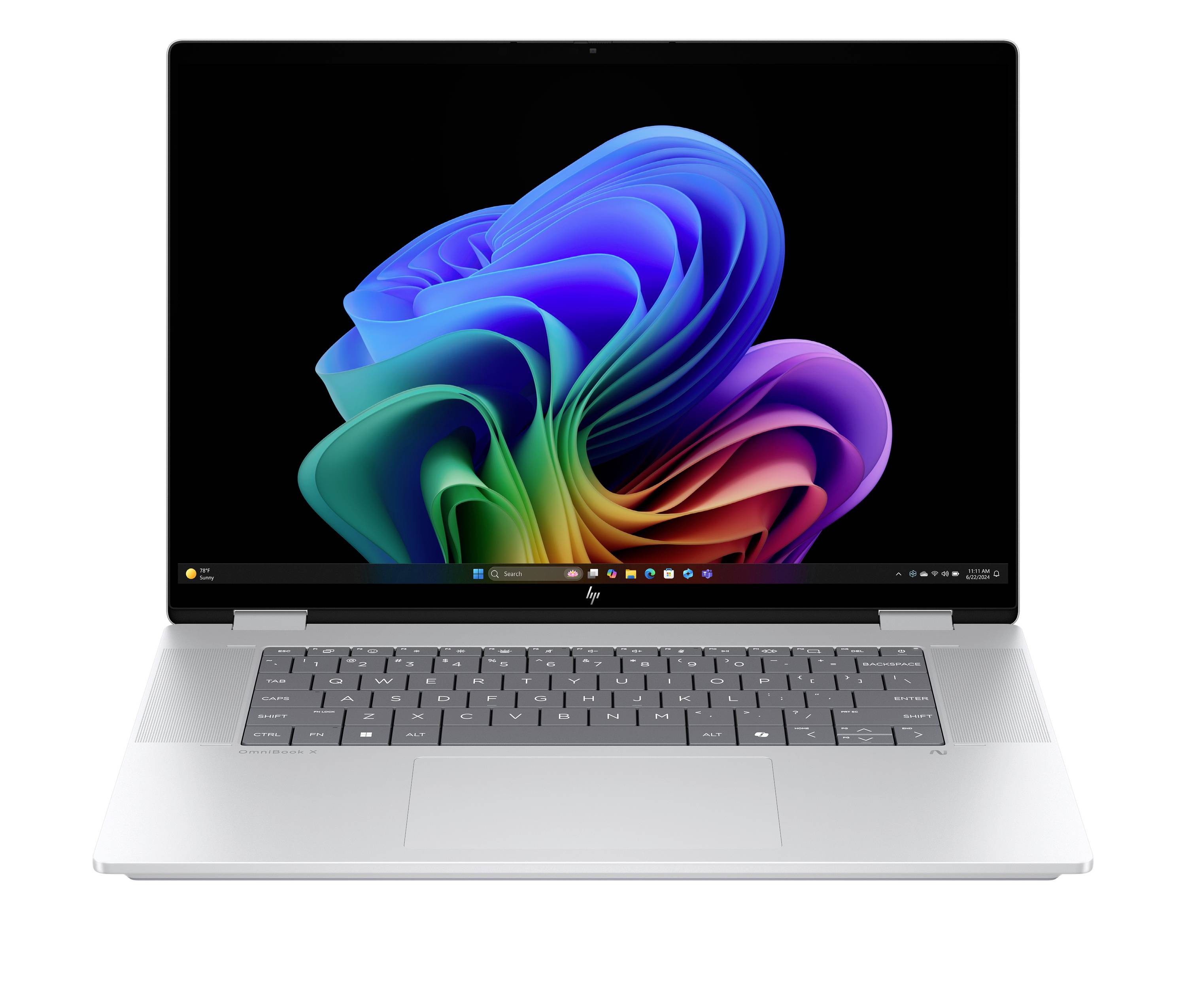 Silberner HP-Laptop mit Windows 11-Anzeige, die ein farbenfrohe abstrakte Tapete zeigt, Vorderansicht auf weißem Hintergrund.
