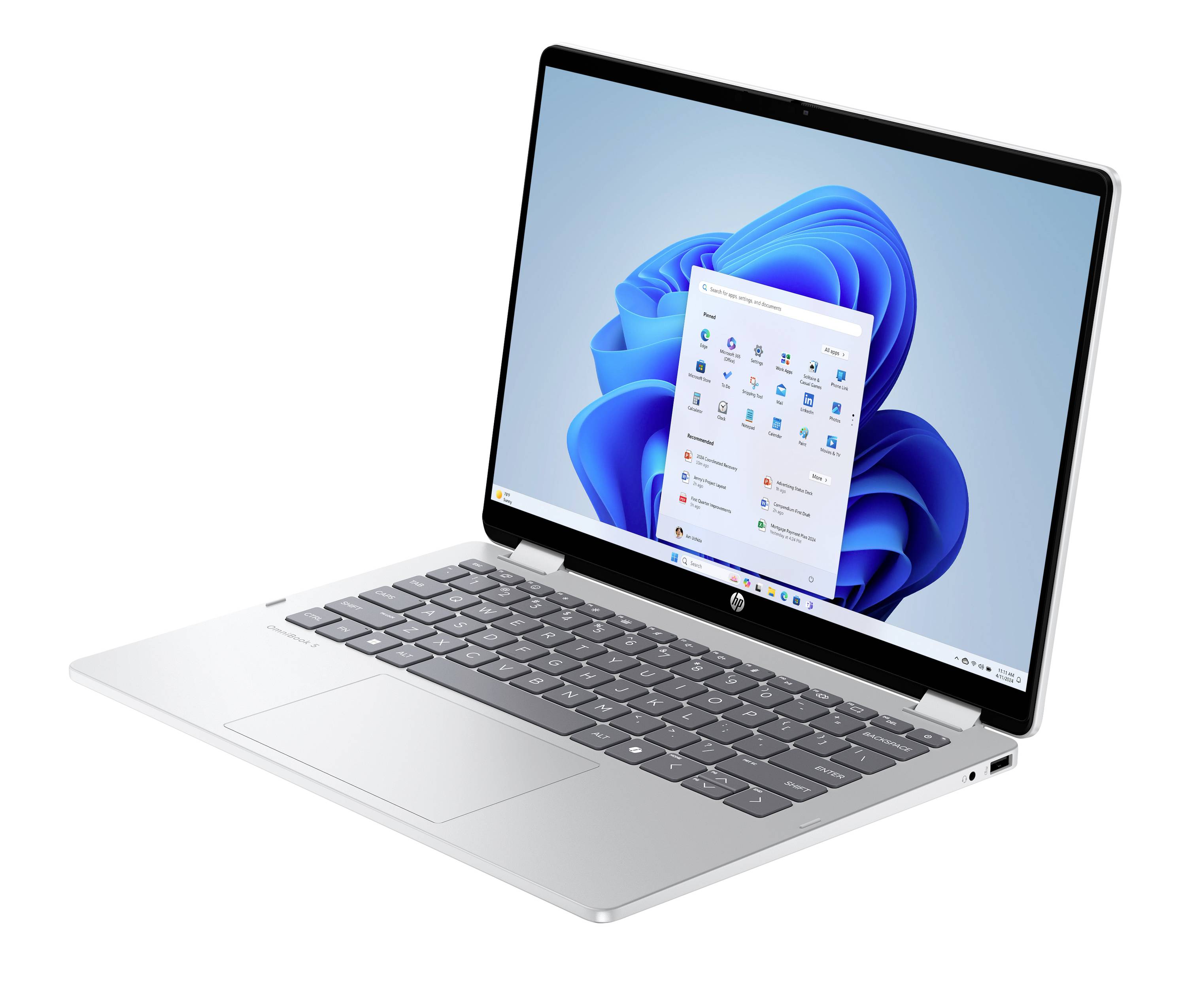 Silberner Laptop in einem Winkel geöffnet, der den Windows 11-Desktop und das Startmenü auf weißem Hintergrund zeigt.
