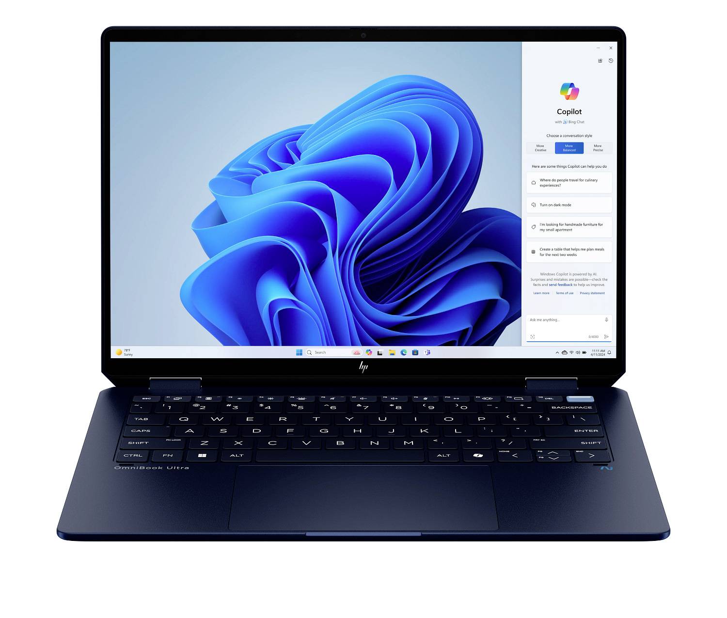 Laptop, das Windows 11 mit einer offenen Copilot-Seitenleiste auf der rechten Seite des Bildschirms anzeigt.