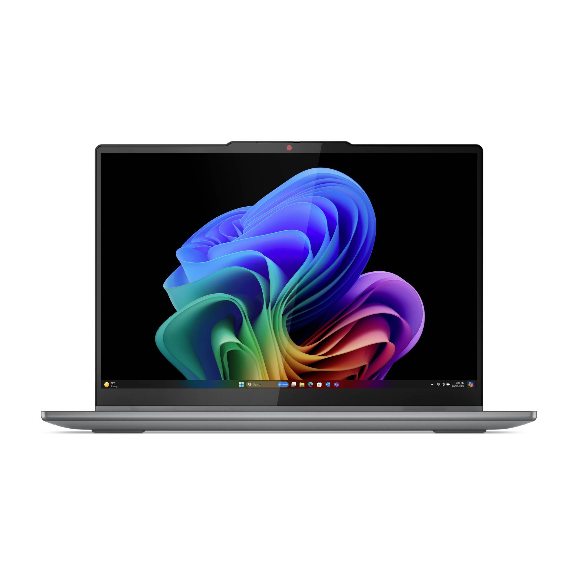 Silberner Laptop, offen dargestellt, mit einem farbenfrohen abstrakten Hintergrundbild auf dem Bildschirm vor einem schlichten weißen Hintergrund.