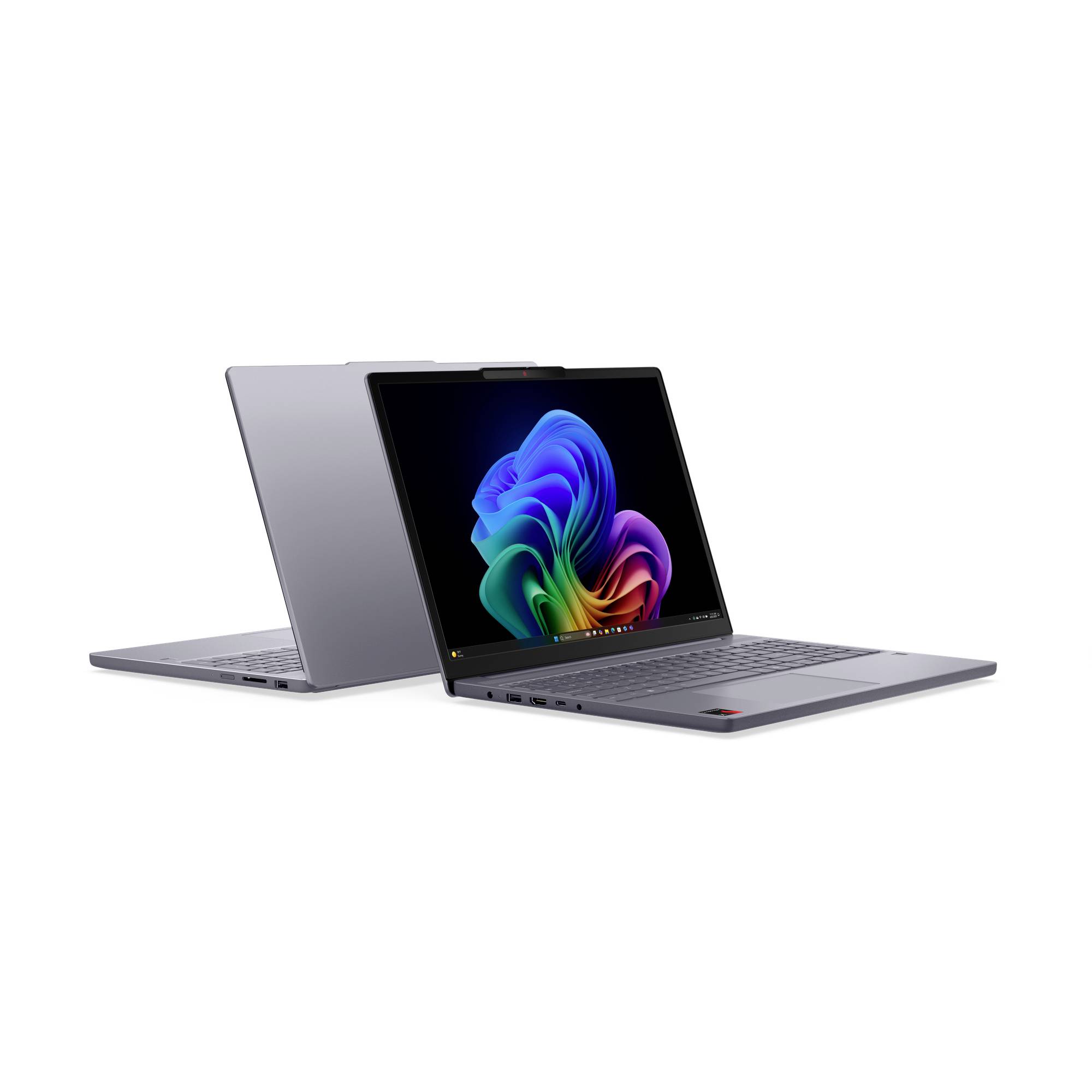 Zwei graue Laptops nebeneinander angezeigt, beide offen, einer zeigt eine farbenfrohe abstrakte Tapete auf einem schwarzen Bildschirm, auf weißem Hintergrund.