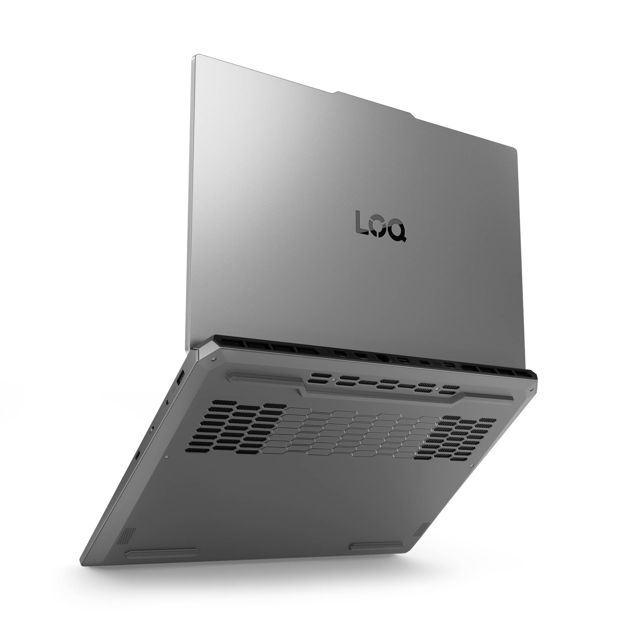 Silberner Lenovo LOQ-Laptop von hinten und von der Unterseite gezeigt, wobei die hinteren Lüftungsöffnungen und das abgewinkelte Design hervorgehoben werden.