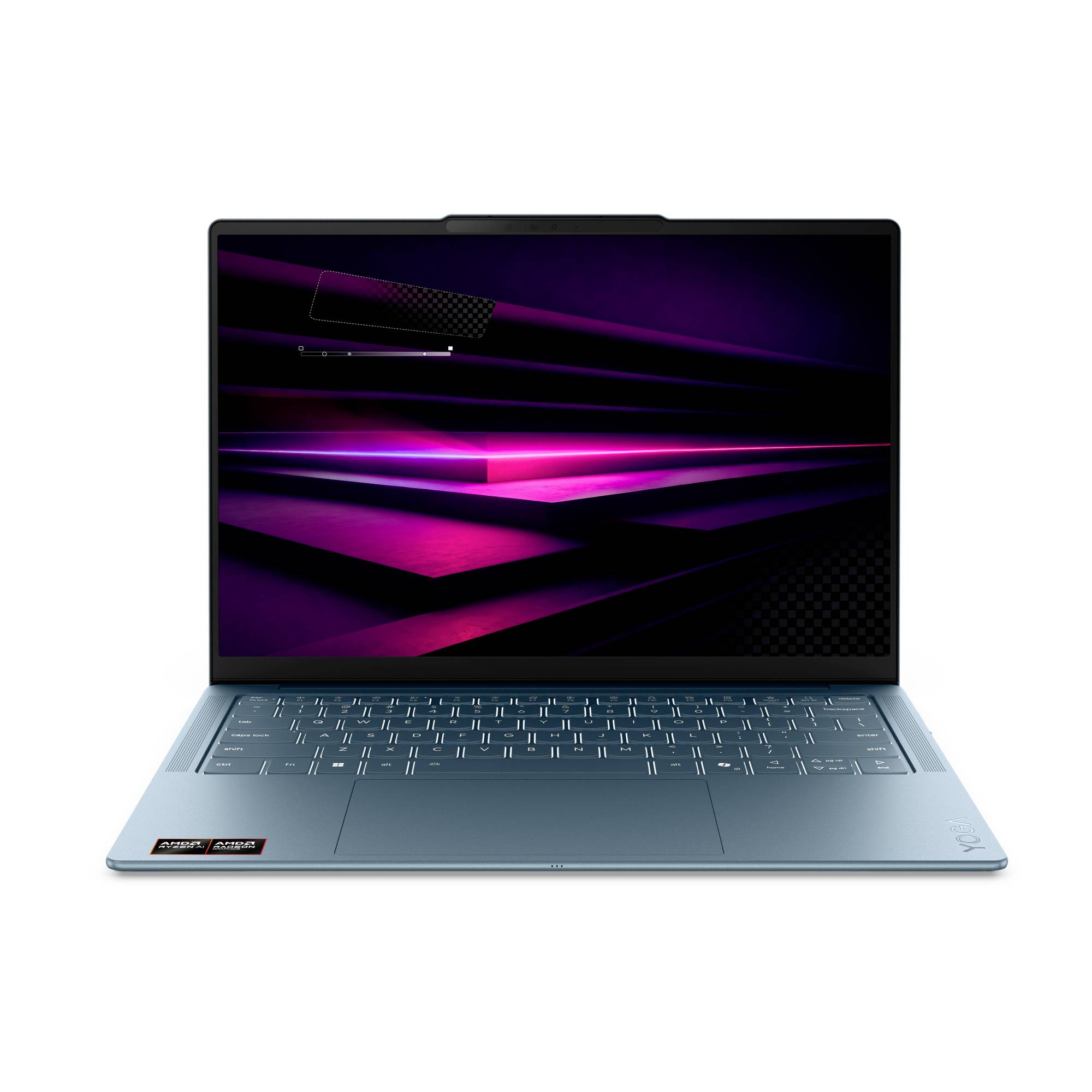 Silberner Laptop mit geöffnetem Bildschirm mit violettem abstraktem Lichthintergrund, dargestellt vor weißem Hintergrund.