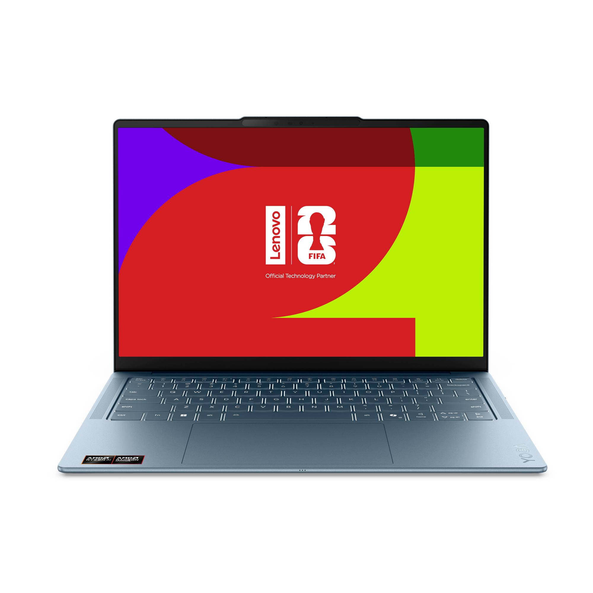 Ein offener Lenovo-Laptop mit einer farbenfrohen FIFA-2026-ähnlichen Grafik und dem Text „Offizieller Technologiepartner" auf dem Bildschirm.