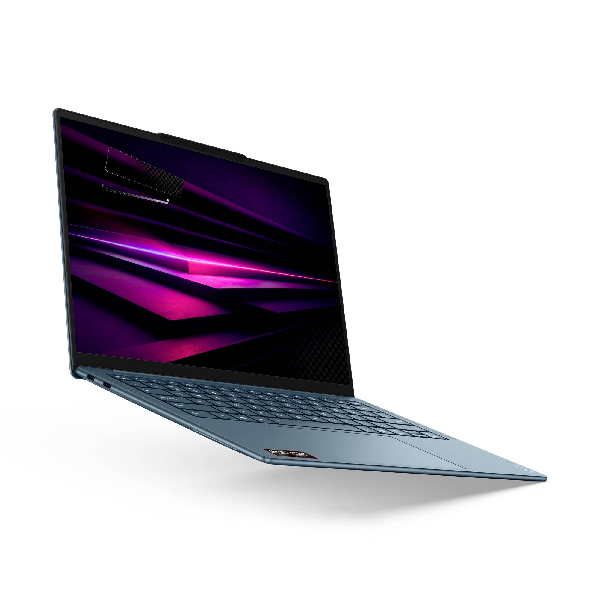 Schlanker grauer Laptop, der in einem Winkel geöffnet dargestellt ist, mit dunklem violettem abstraktem Display und sichtbarer Tastatur auf weißem Hintergrund.