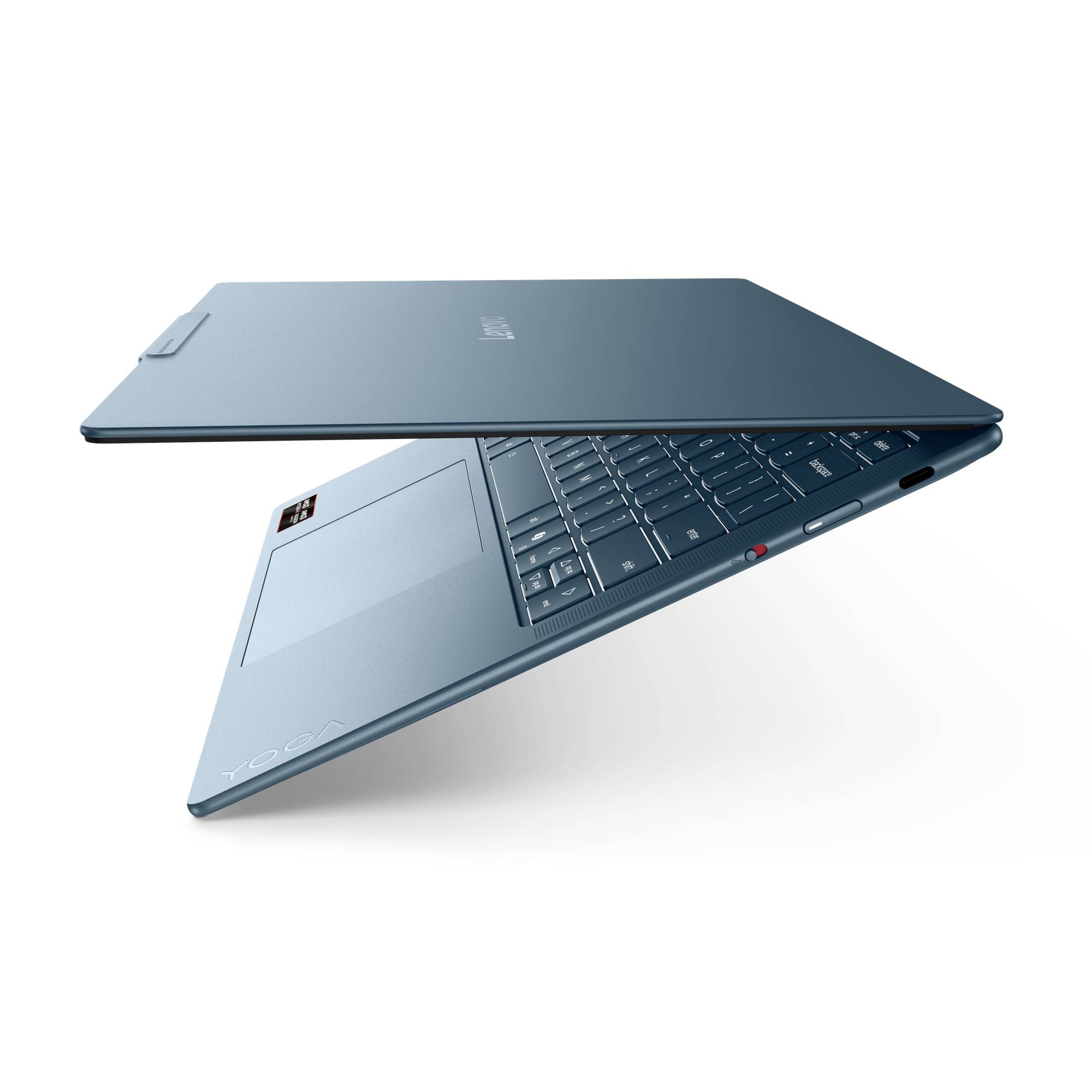 Zwei blaue Laptops, geöffnet und geschlossen, schwebend in einer produktstilisierten Darstellung auf weißem Hintergrund.