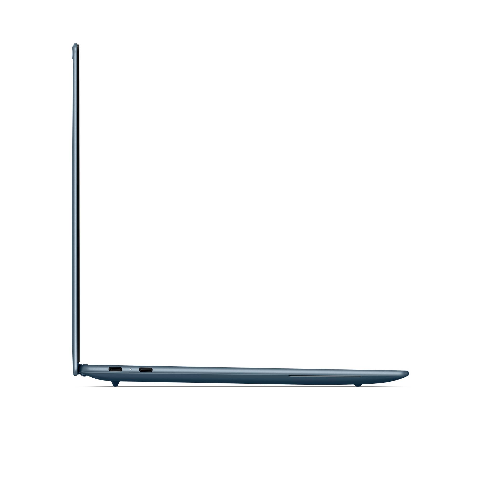 Dünner Laptop in Seitenansicht gezeigt, der sein schlankes Profil und die Tastaturunterlage auf einem einfachen weißen Hintergrund anzeigt.
