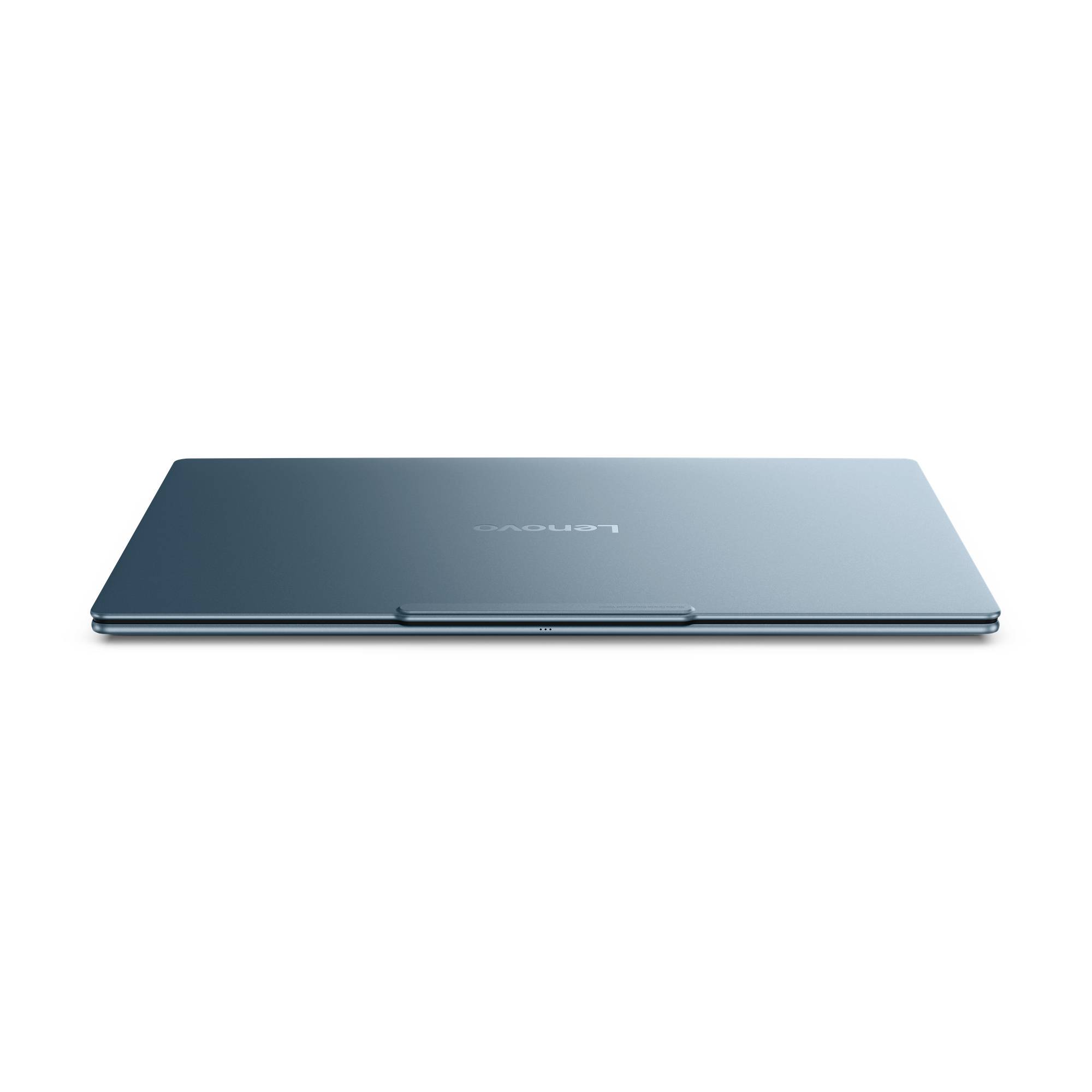 Geschlossener Lenovo-Laptop von unten vorne auf weißem Hintergrund gezeigt.