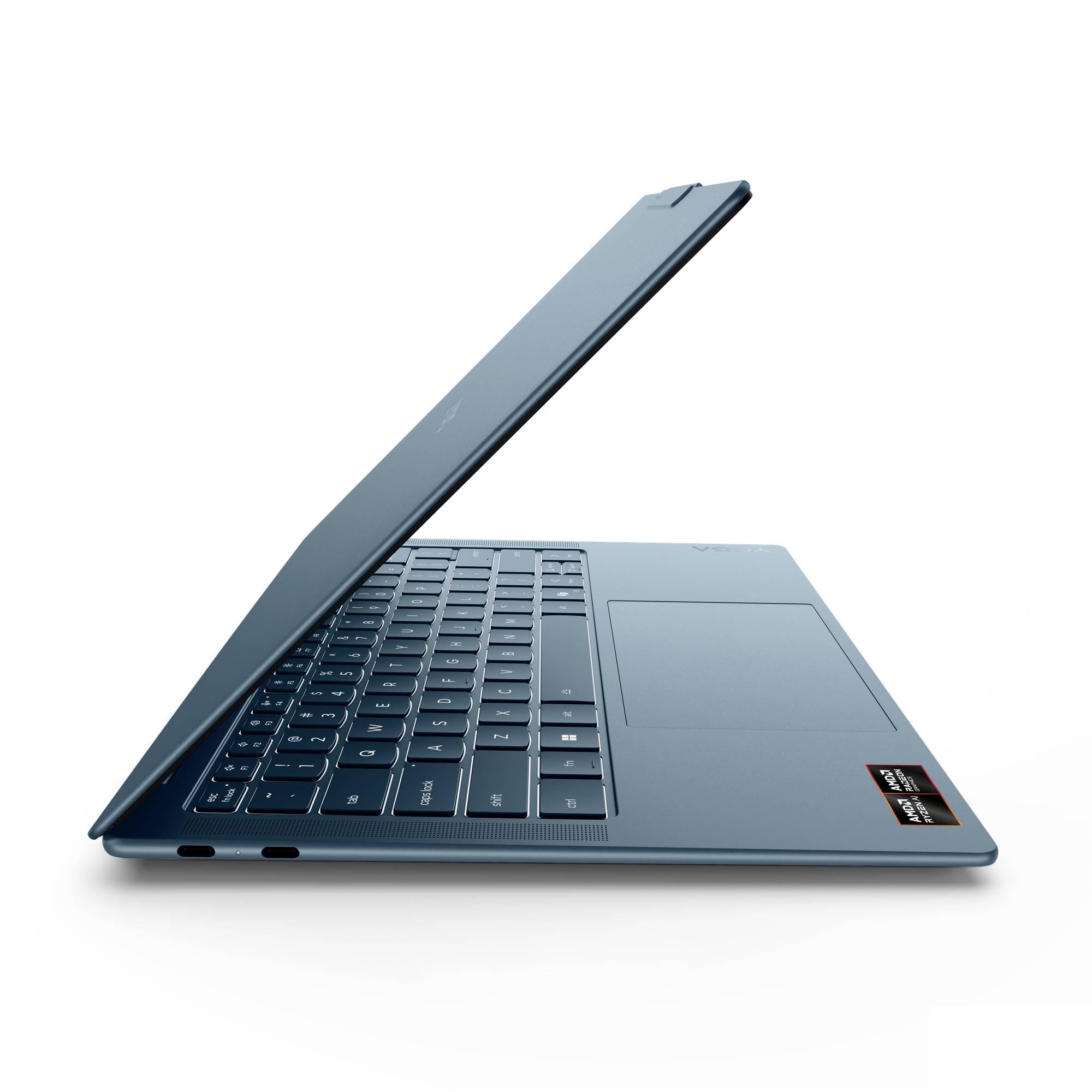 Laptop in Seitenansicht geöffnet mit sichtbarer Tastatur und Touchpad, Deckel teilweise angehoben vor weißem Hintergrund.