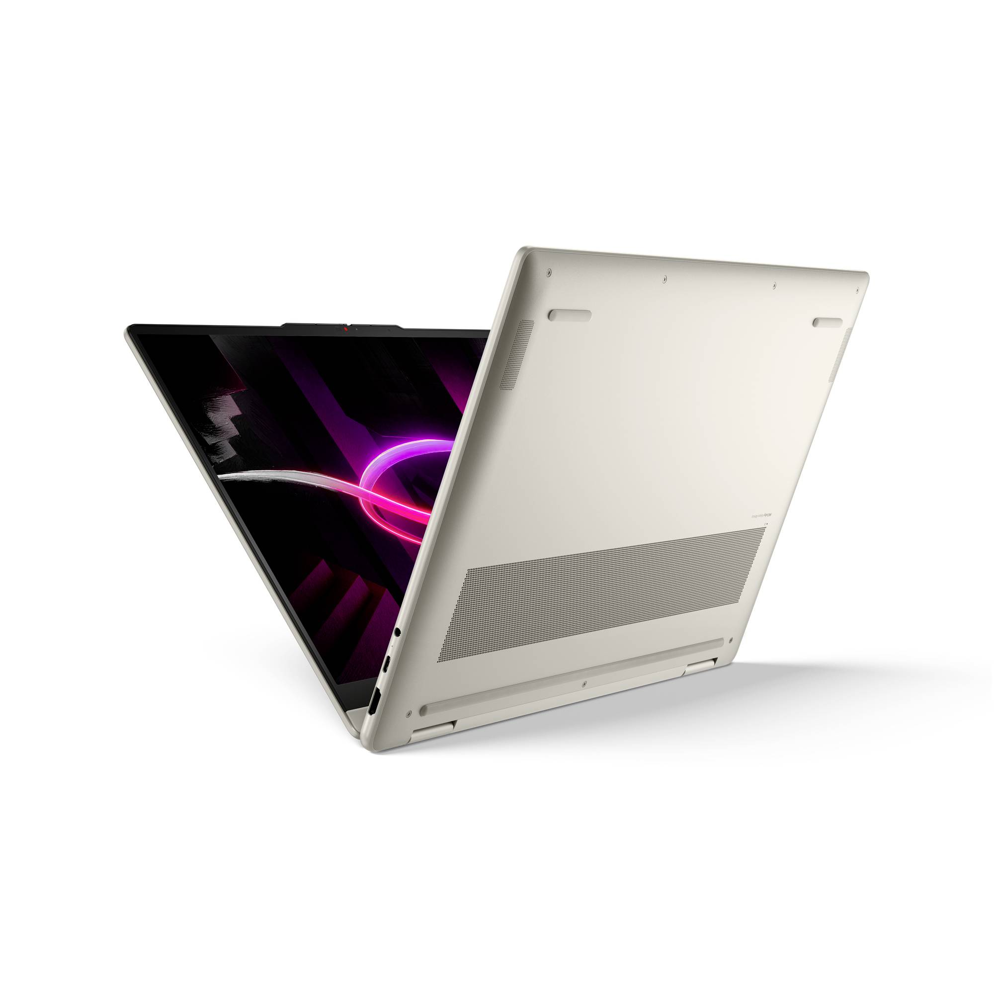 Silberner Laptop, von hinten halb geöffnet gezeigt, mit dunklem Bildschirm, auf dem eine rosa abstrakte Grafik auf weißem Hintergrund zu sehen ist.