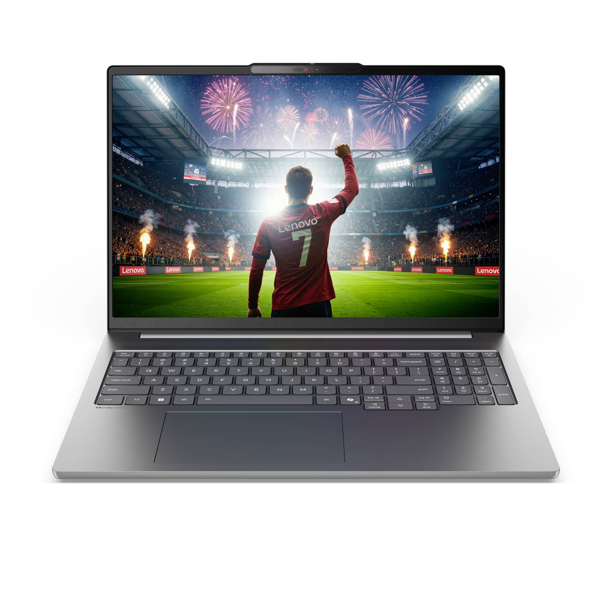 Silberner Lenovo-Laptop, der eine Fußballstadion-Szene mit einem Spieler im roten Trikot anzeigt, der die Faust hebt, während Feuerwerk und Menschenmenge-Lichter um ihn herum sind.