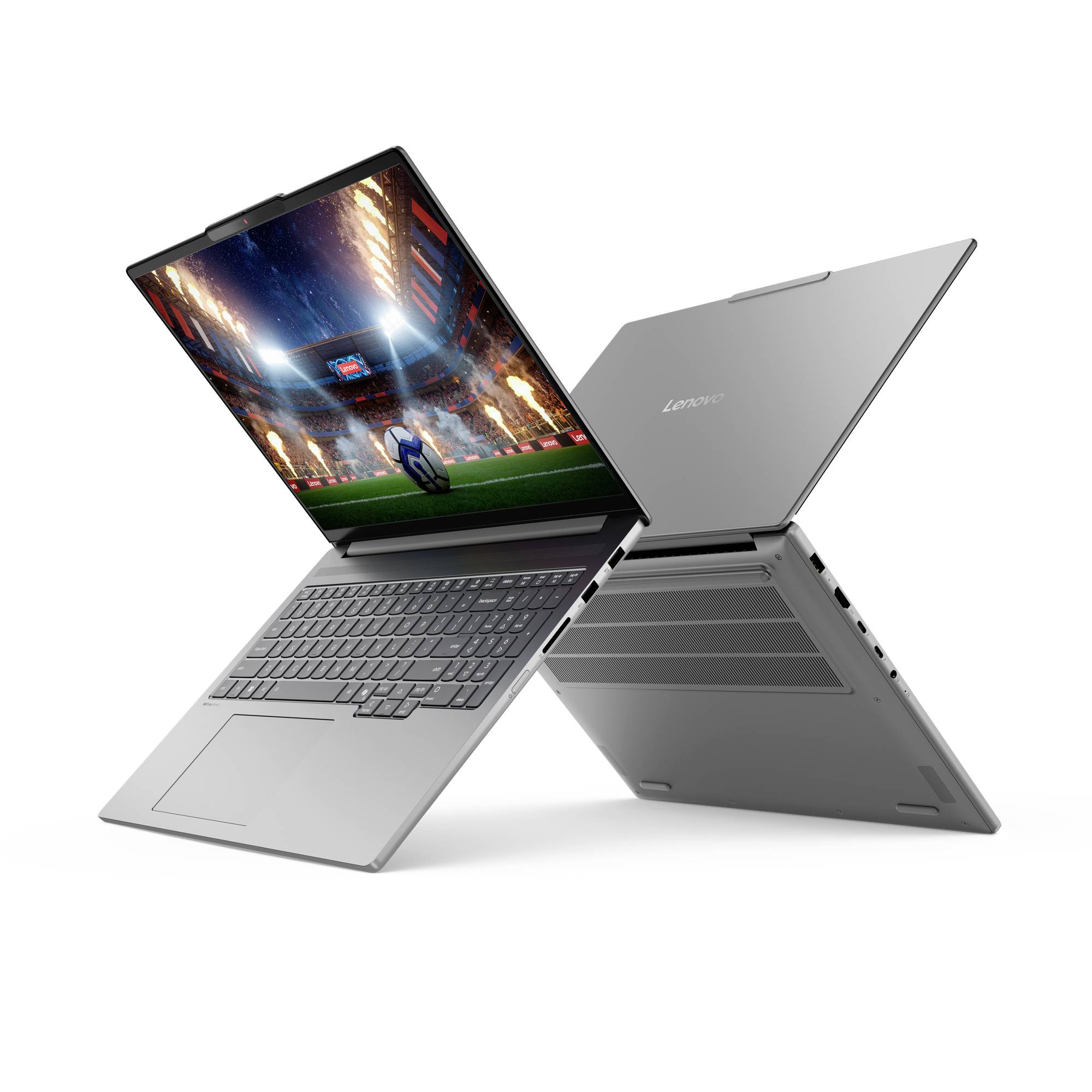 Zwei silberne Lenovo-Laptops in einer 2-in-1-Zelt-ähnlichen Position, einer offen mit einem Stadion-Fußballspiel auf dem Bildschirm.