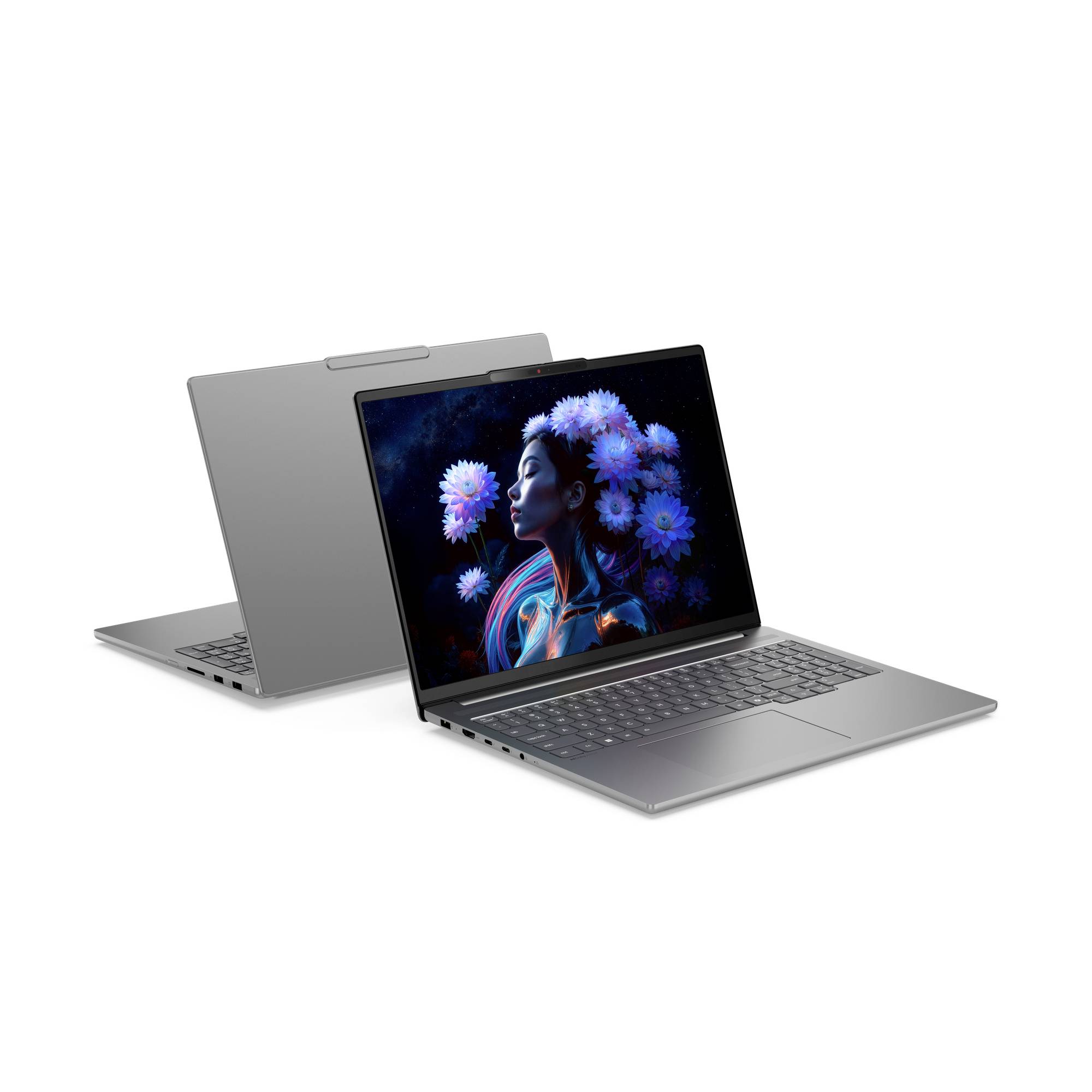 Zwei silberfarbene Laptops, einer offen mit einer farbenfrohen Porträthintergrund und einer geschlossen dahinter auf weißem Hintergrund.