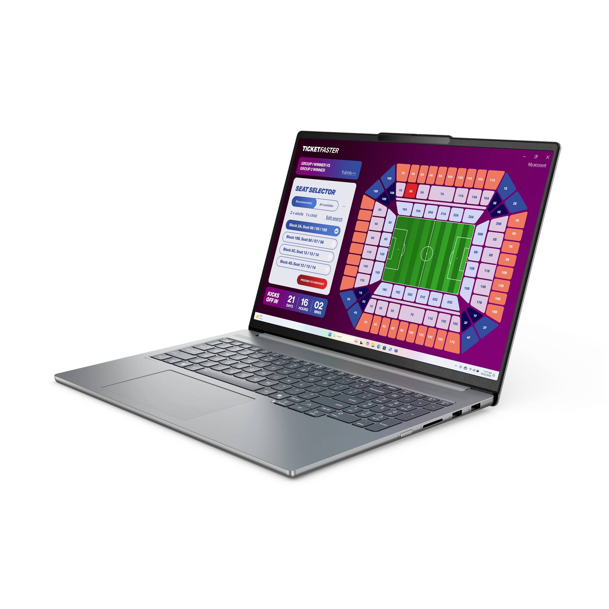 Ein silberner Laptop zeigt eine Ticketbuchungswebsite mit einem Sitzplan eines Stadions und verfügbaren Plätzen rund um ein Fußballfeld.