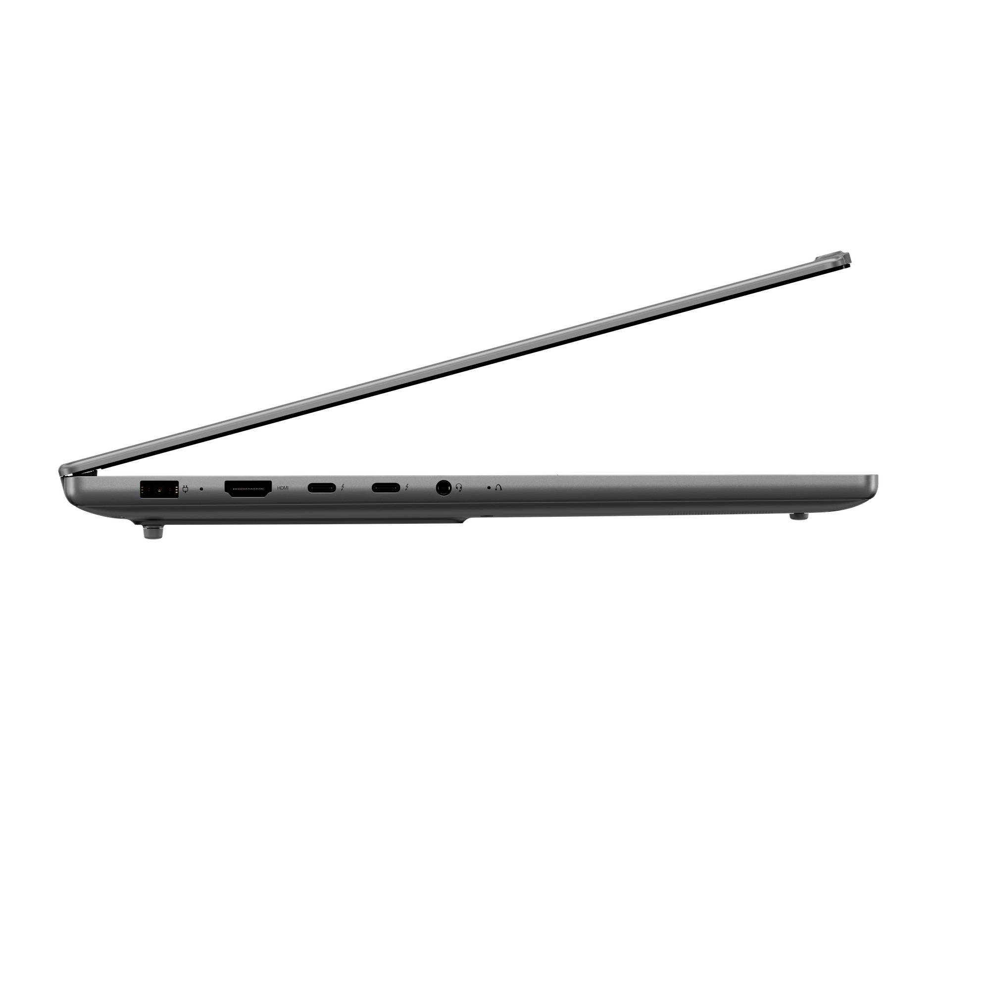 Seitenansicht eines teilweise geöffneten Laptops, die sein schlankes Profil und die Anschlüsse auf der linken Seite auf weißem Hintergrund zeigt.