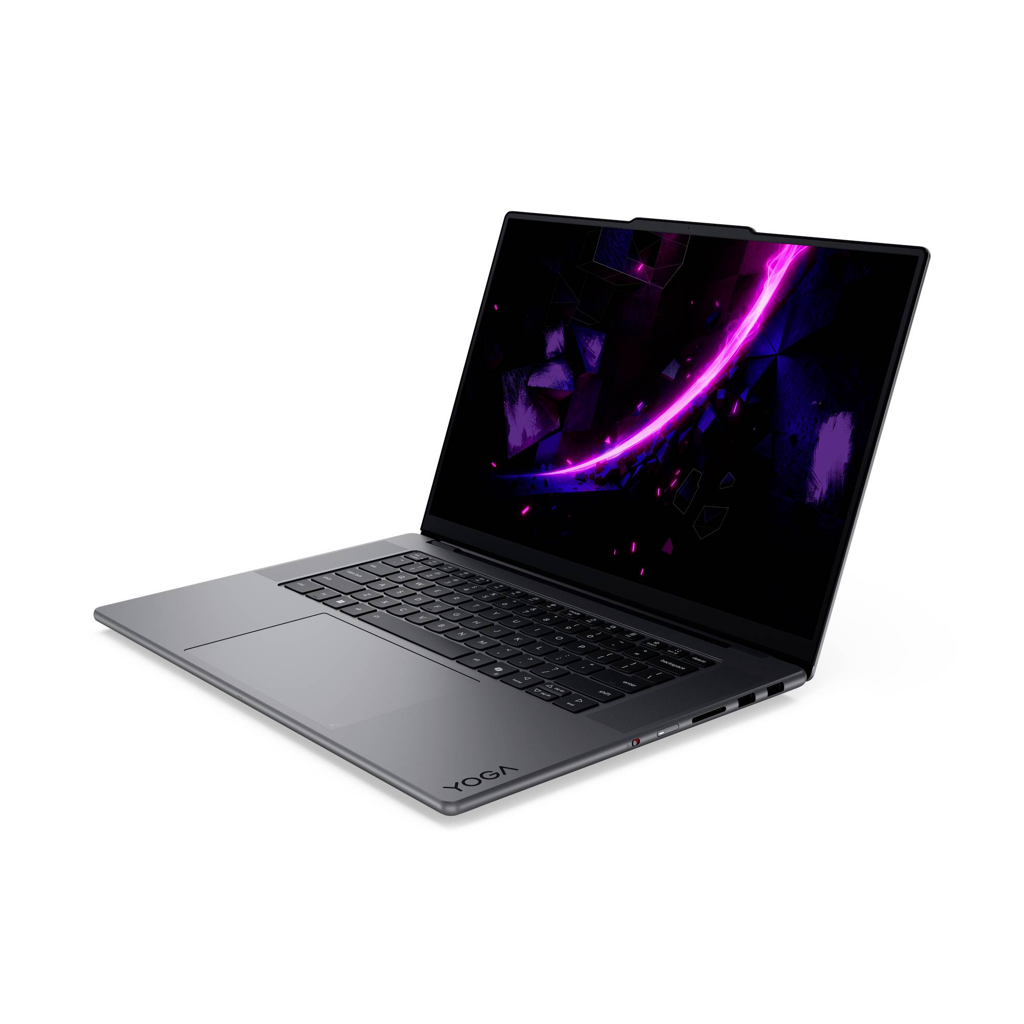 Silberner aufgeklappter Lenovo Yoga Laptop in einem Winkel auf weißem Hintergrund, zeigt eine dunkelviolette abstrakte Tapete auf dem Bildschirm.