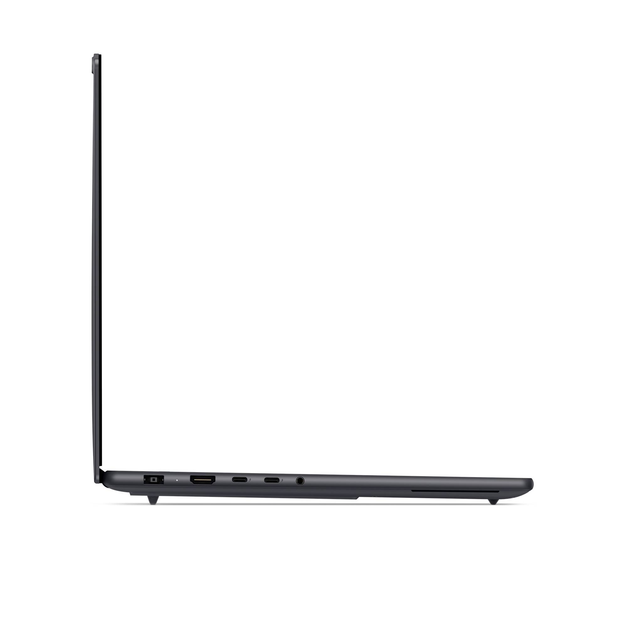 Seitenansicht eines dünnen schwarzen Laptops, der etwa 90 Grad geöffnet ist, zeigt sein schlankes Profil und die Anschlüsse auf der linken Seite auf weißem Hintergrund.