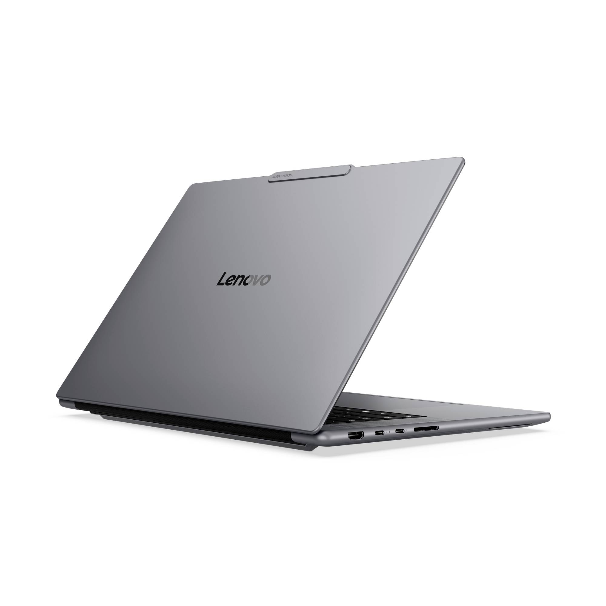 Geschlossener silberner Lenovo-Laptop in einer hinteren Dreivierttelansicht, teilweise geöffnet auf weißem Hintergrund.