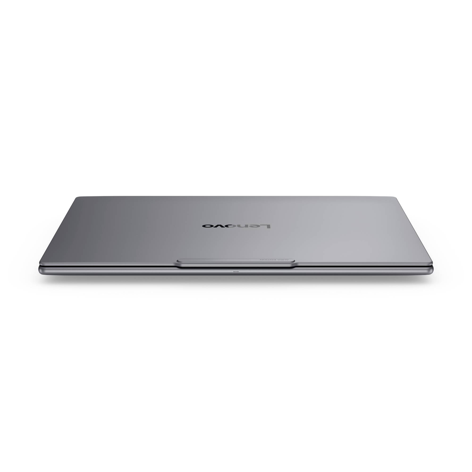 Geschlossenes silbernes Lenovo-Laptop von oben auf weißem Hintergrund.