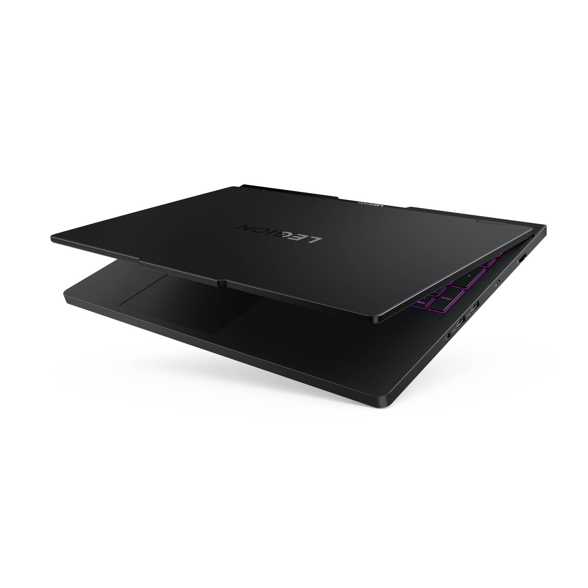 Offener schwarzer Laptop, leicht aufgeklappt, zeigt einen Teil einer violett beleuchteten Tastatur auf weißem Hintergrund.