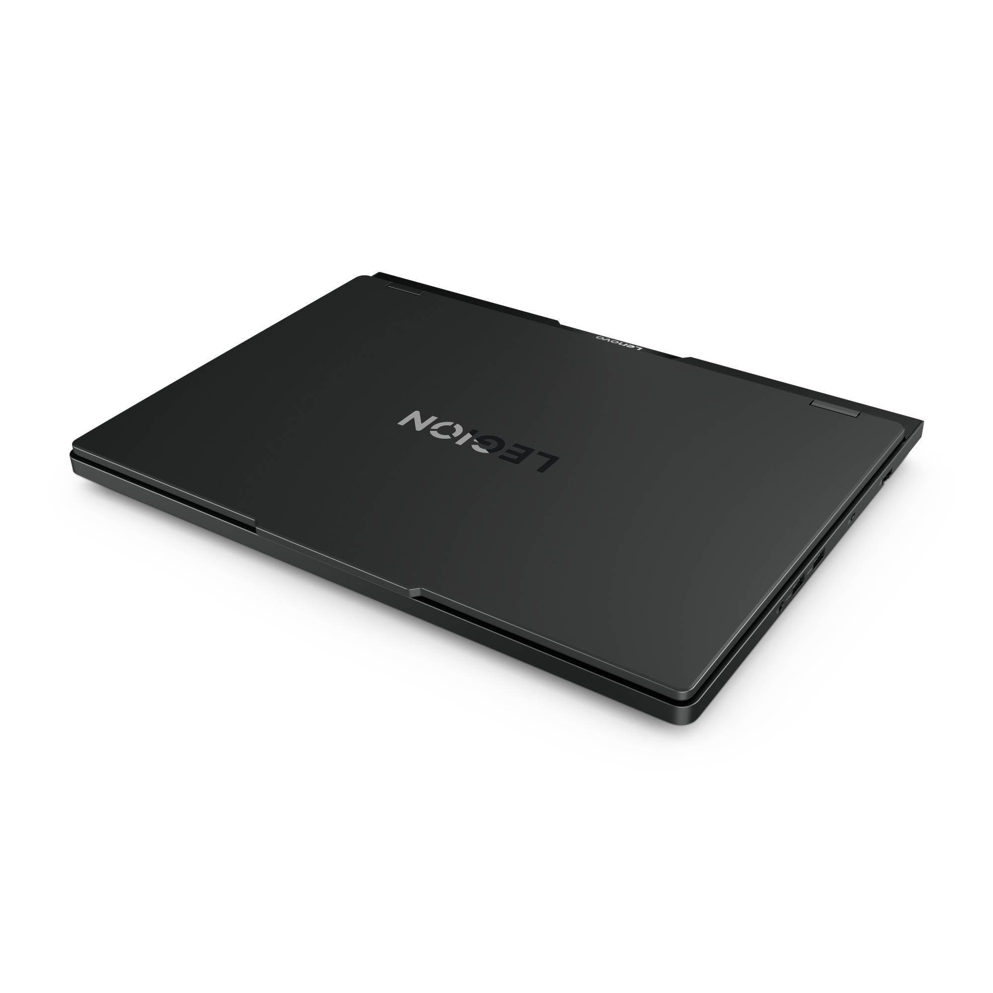Geschlossener schwarzer Lenovo-Laptop auf einfachem weißem Hintergrund, von oben unter einem Winkel betrachtet.