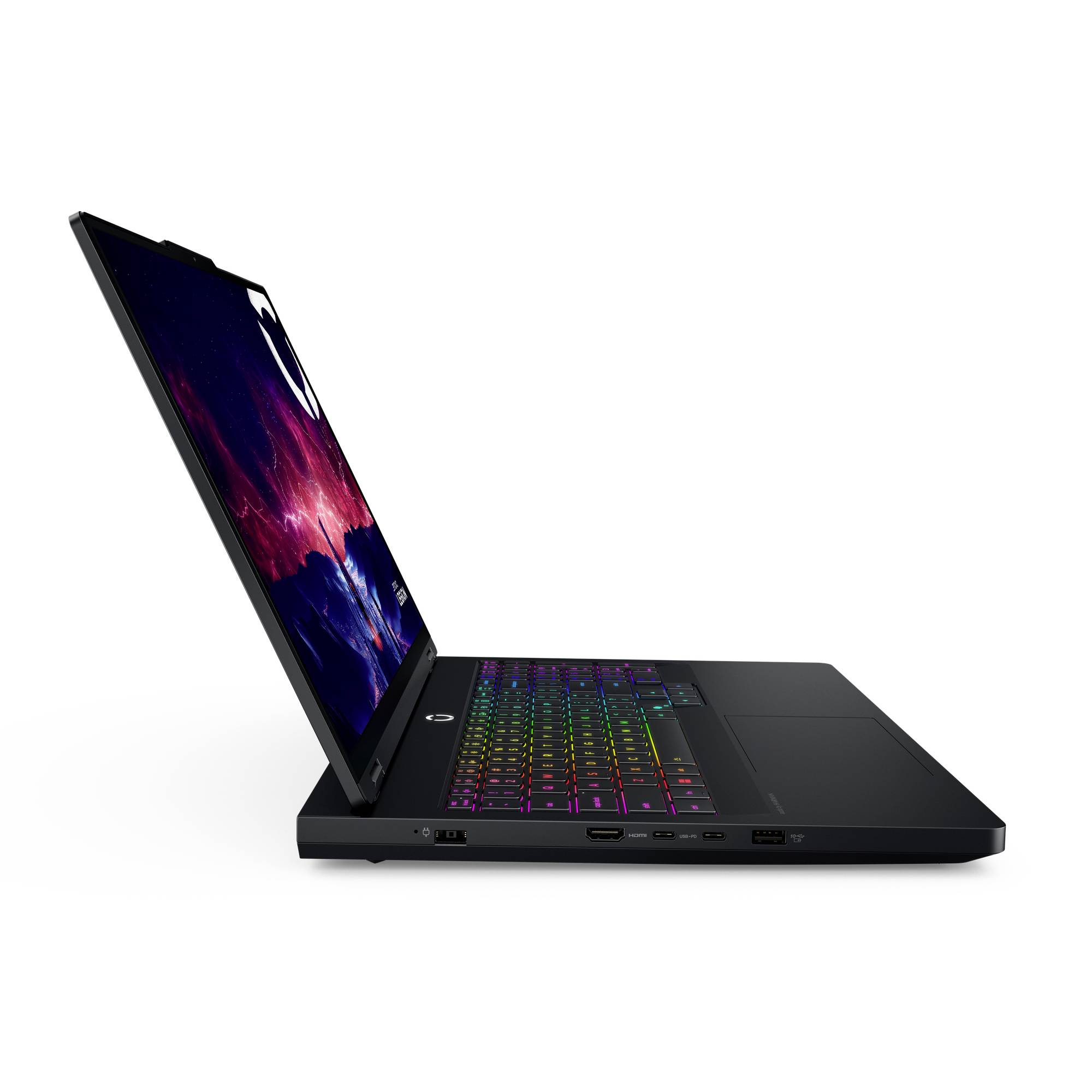 Seitenansicht eines offenen Gaming-Laptops mit regenbogenfarbig beleuchteter Tastatur und dunklem Bildschirm, gezeigt auf weißem Hintergrund.