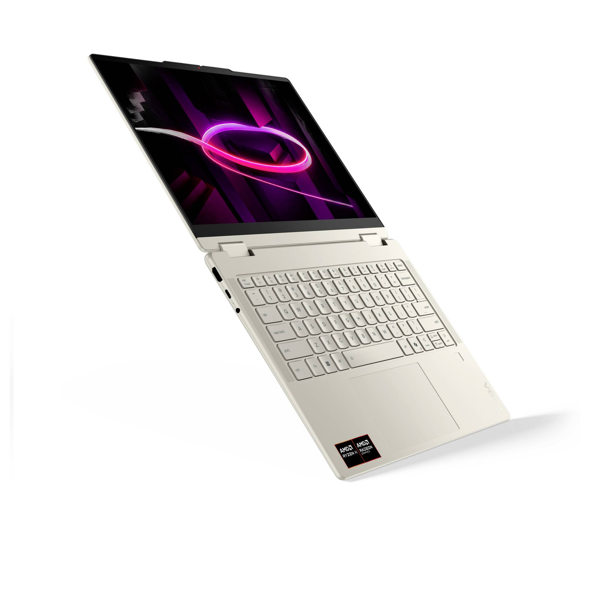 Weißer Laptop in einem Winkel offen, zeigt ein leuchtendes violettes abstraktes Hintergrundbild auf dem Bildschirm und eine vollständige Tastatur auf einem einfachen weißen Hintergrund.