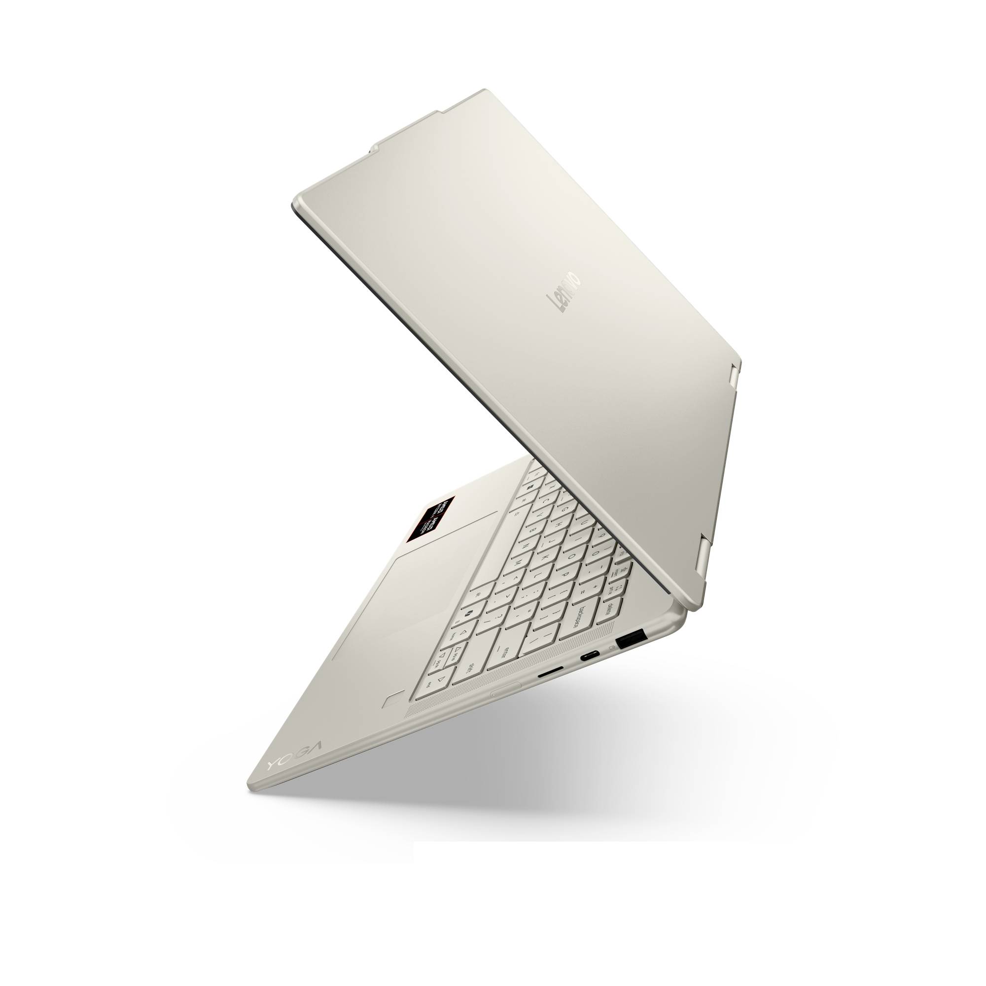 Ein silberner Laptop, teilweise geöffnet, mit schlankem Profil und sichtbarer Tastatur auf weißem Hintergrund.