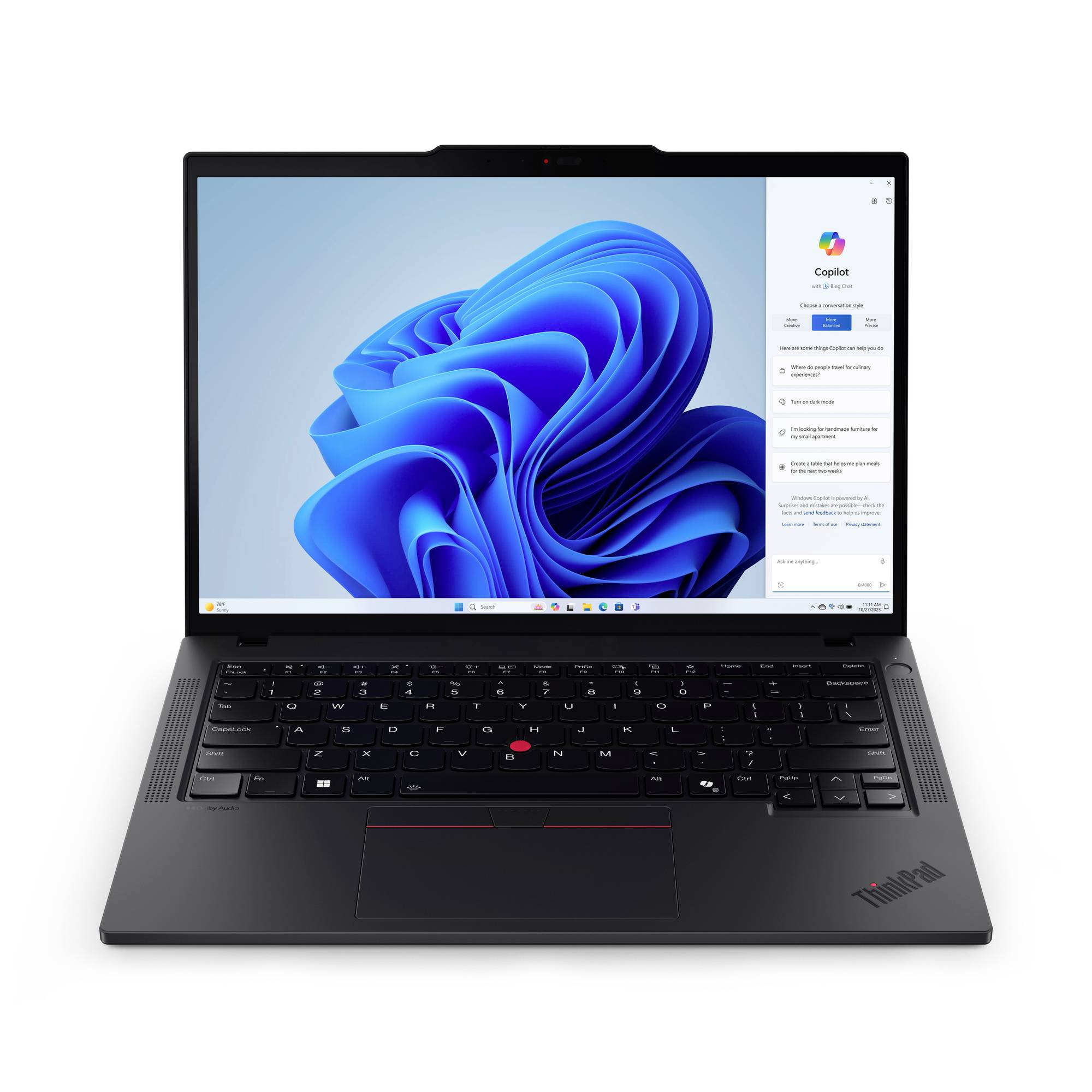 Schwarzer Lenovo ThinkPad-Laptop, der Windows 11-Desktop mit geöffneter Copilot-Seitenleiste auf dem Bildschirm anzeigt