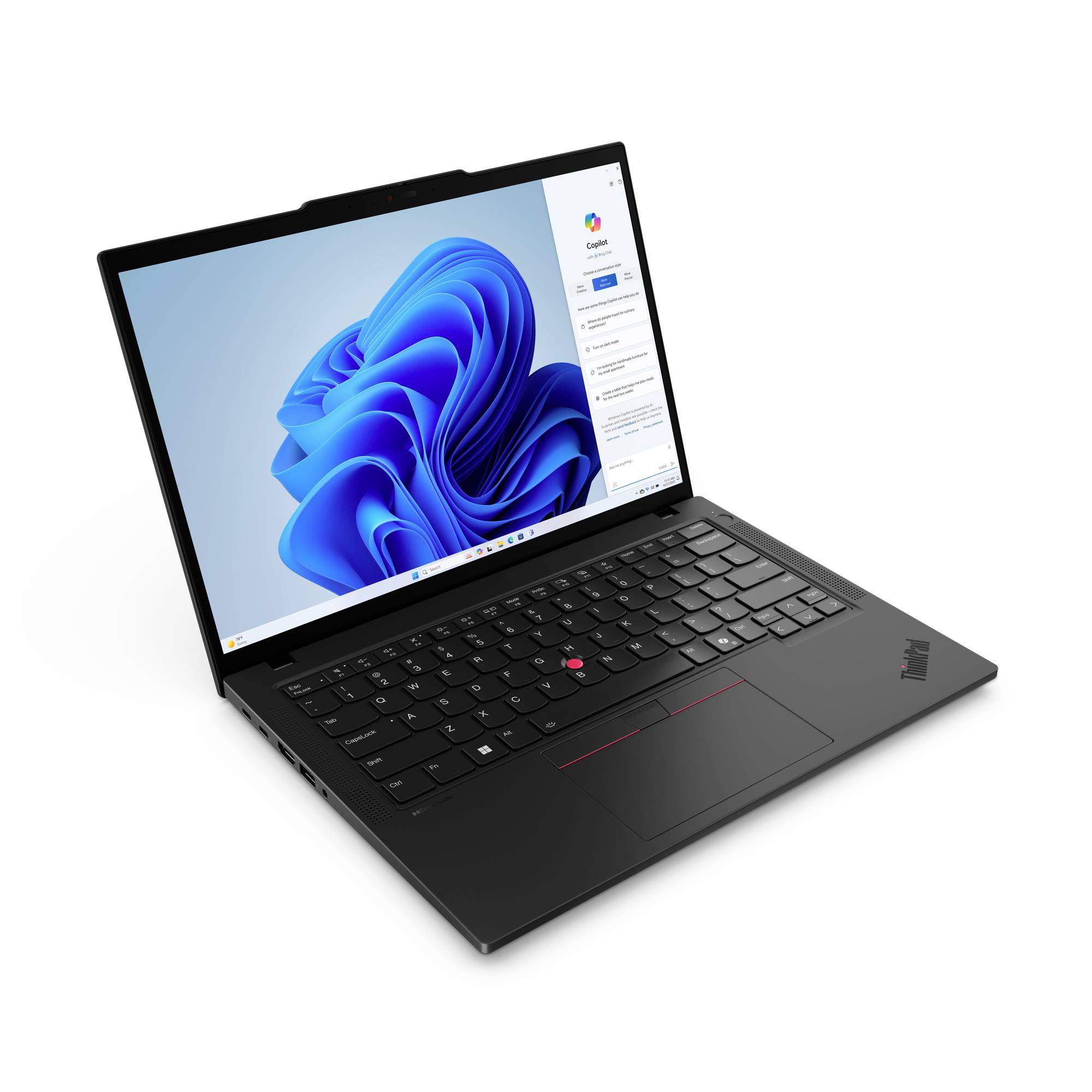 Schwarzer Lenovo ThinkPad Laptop, der in einem Winkel geöffnet ist und einen Windows 11-Desktop auf dem Bildschirm anzeigt.