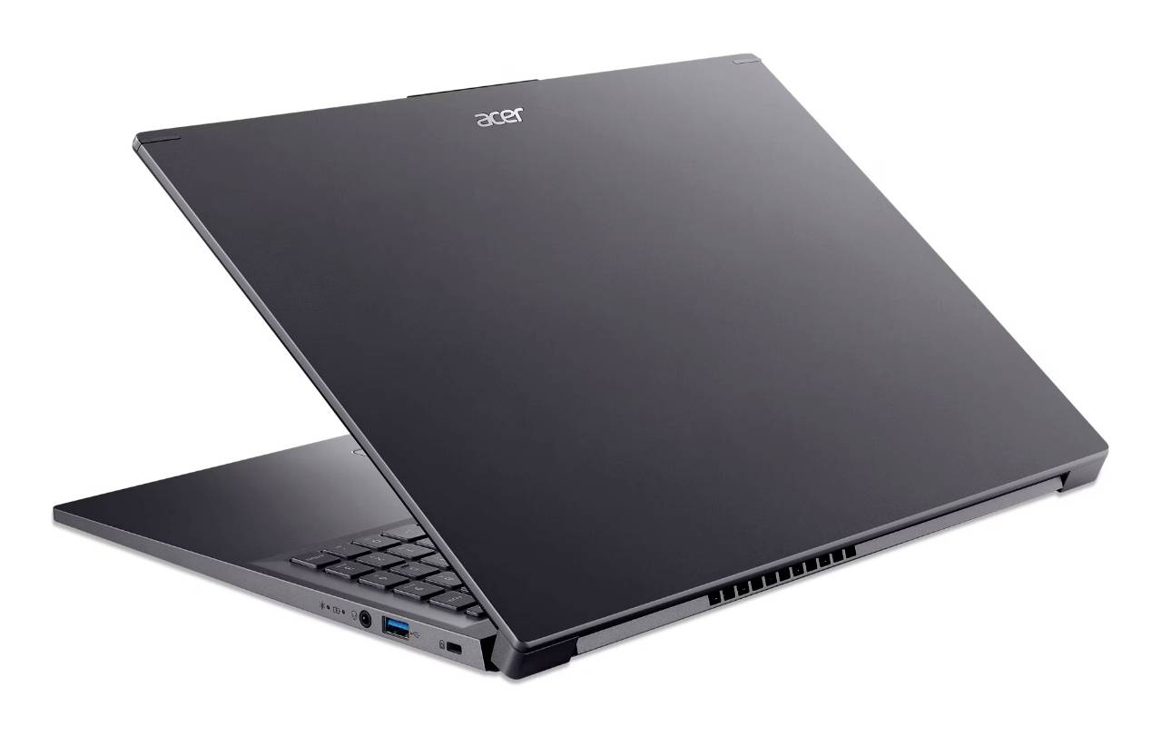 Geschlossener dunkler Acer-Laptop in Schrägansicht gezeigt, teilweise geöffnet mit sichtbarer Tastatur und Seitenports.