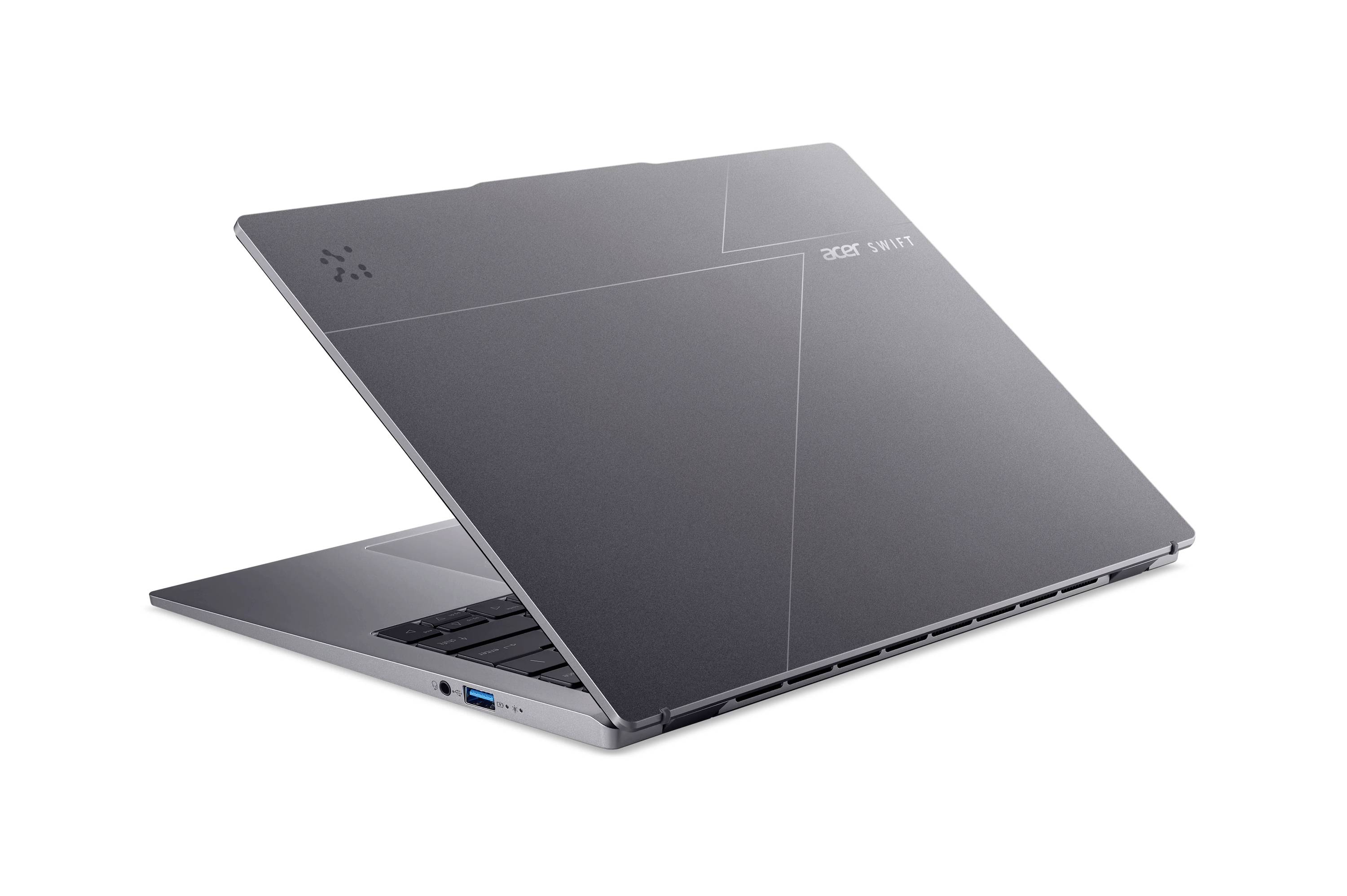 Geschlossener dunkelgrauer Acer-Laptop, der im Winkel auf weißem Hintergrund gezeigt wird, mit sichtbarem „Acer Nitro"-Branding auf dem Deckel.