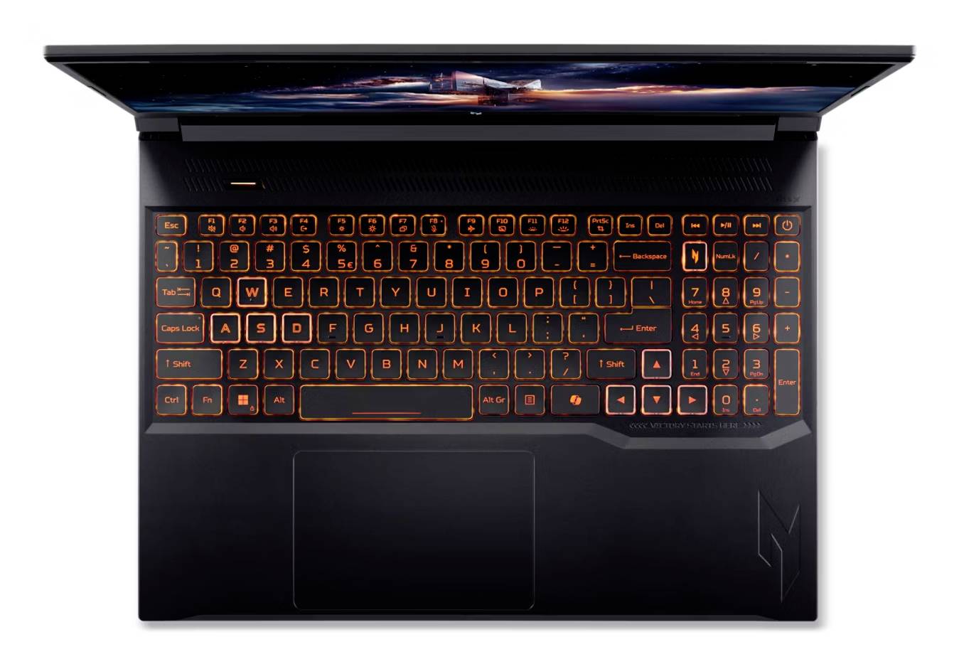 Draufsicht auf einen schwarzen Gaming-Laptop mit orange beleuchteter Tastatur und zentriertem Touchpad, mit teilweise geöffnetem Deckel.