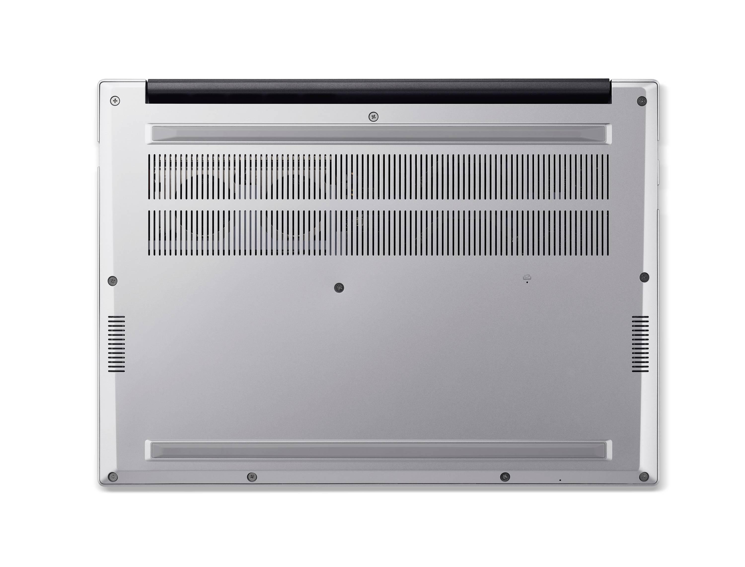 Unteransicht eines silbernen Laptops mit sichtbaren Kühlungsöffnungen, Schraubenlöchern und Gumminoppen auf der Unterseite.