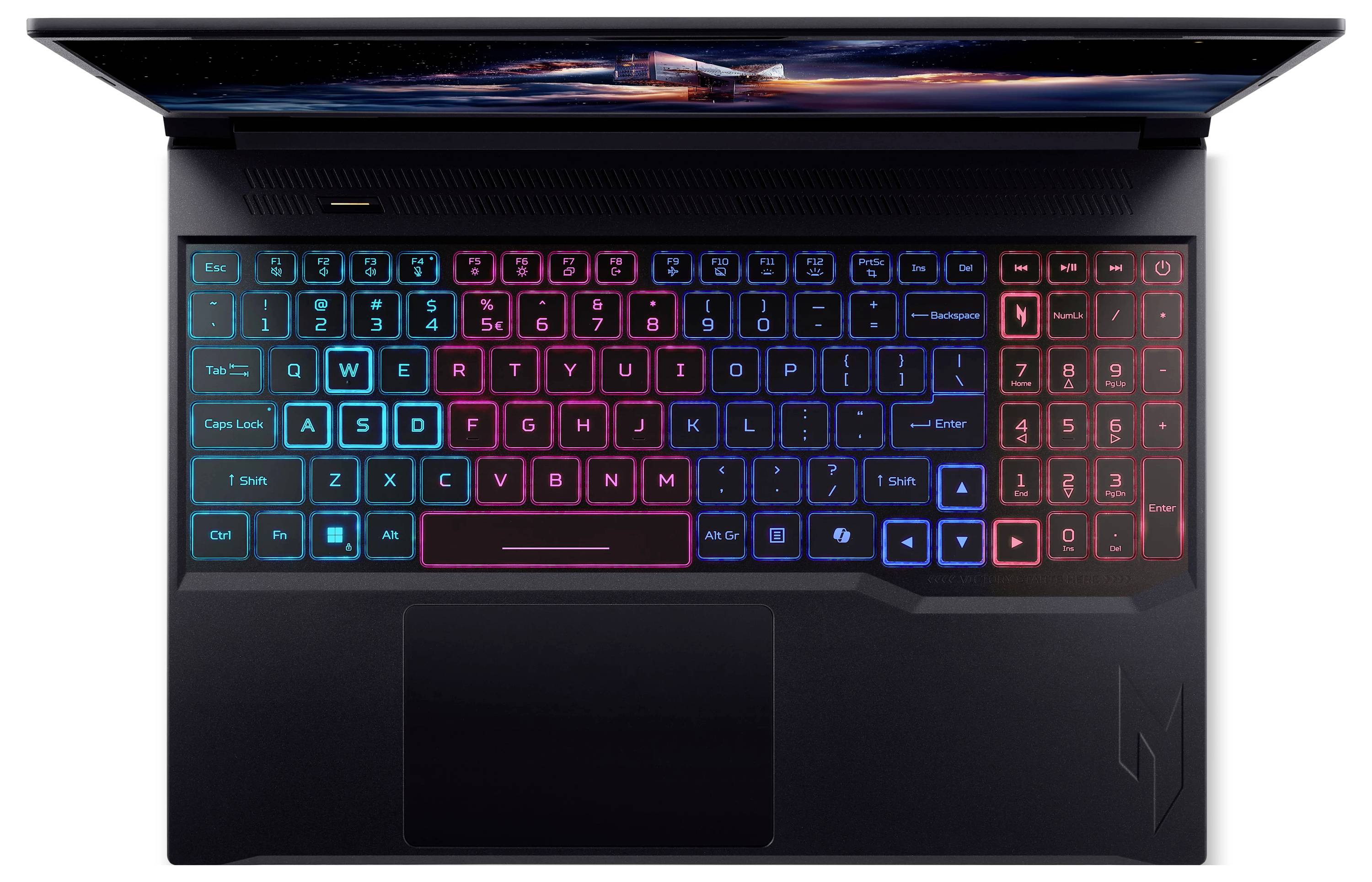Gaming-Laptop von oben fotografiert mit großem Touchpad und hintergrundbeleuchteter Tastatur mit cyan-, magenta- und roten Zonen.