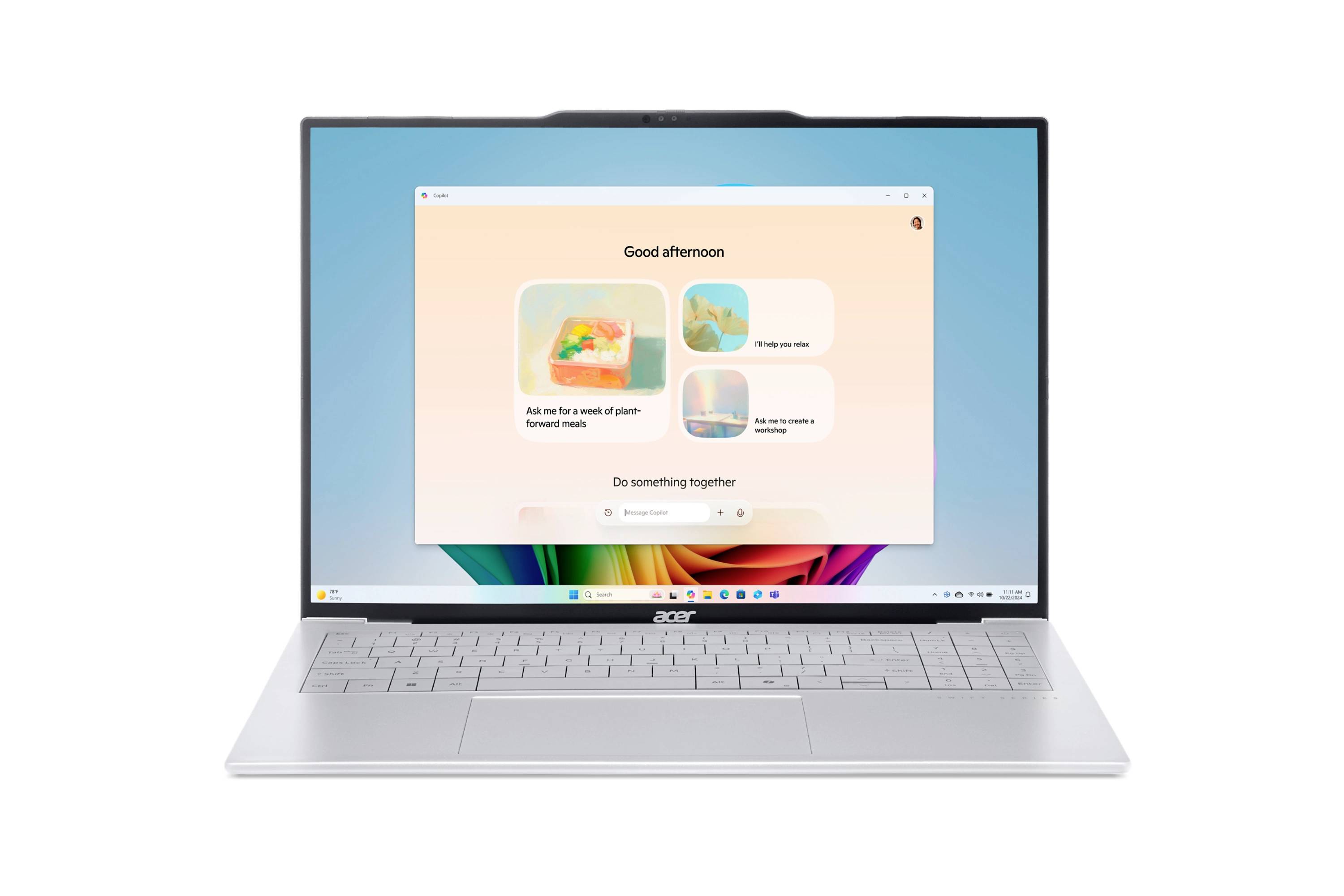 Silbernes Acer-Laptop frontal abgebildet mit Windows 11, das einen Copilot-ähnlichen Startbildschirm mit der Aufschrift „Guten Nachmittag