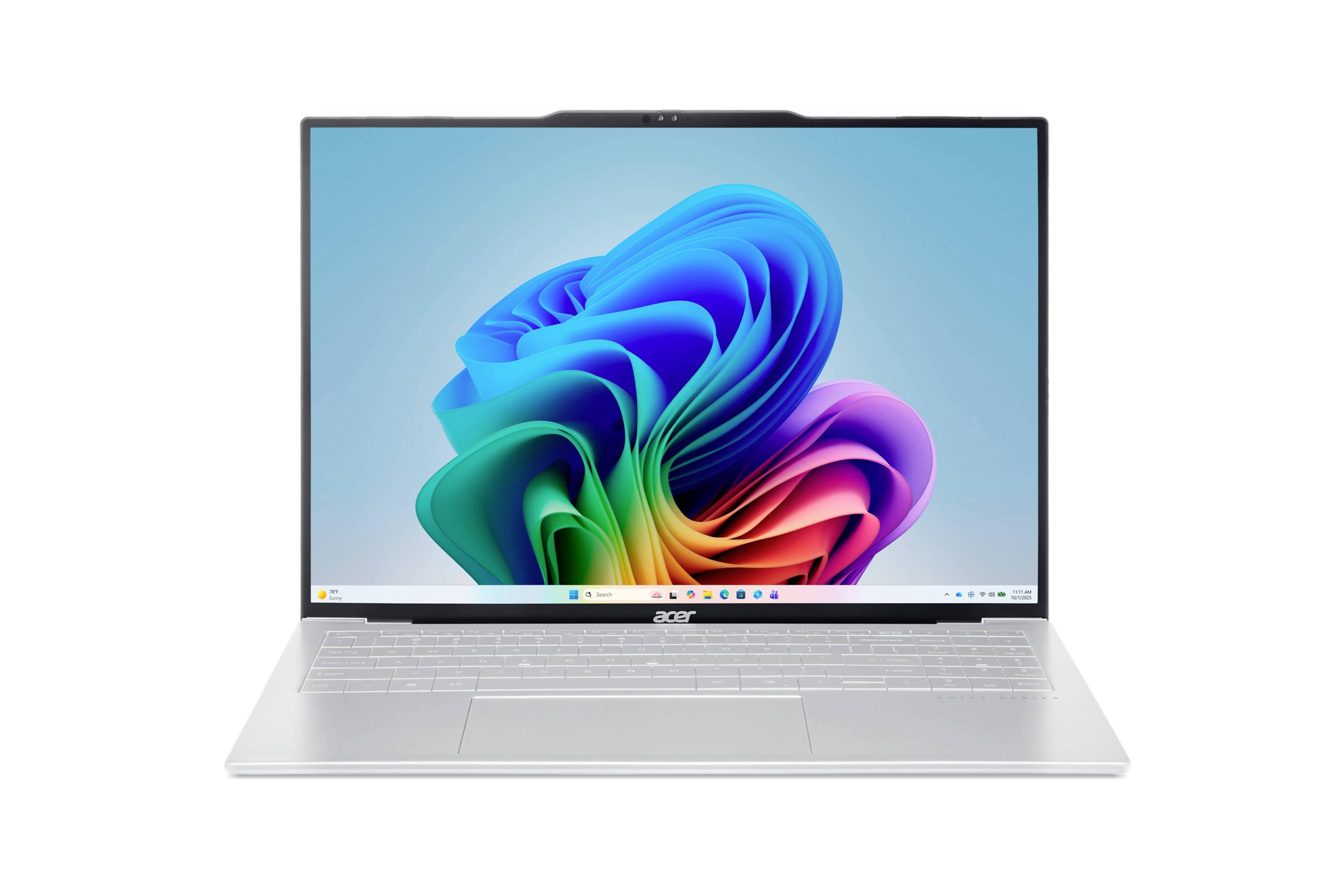 Frontansicht eines silbernen Acer-Laptops, der den Windows-11-Desktop auf weißem Hintergrund anzeigt.