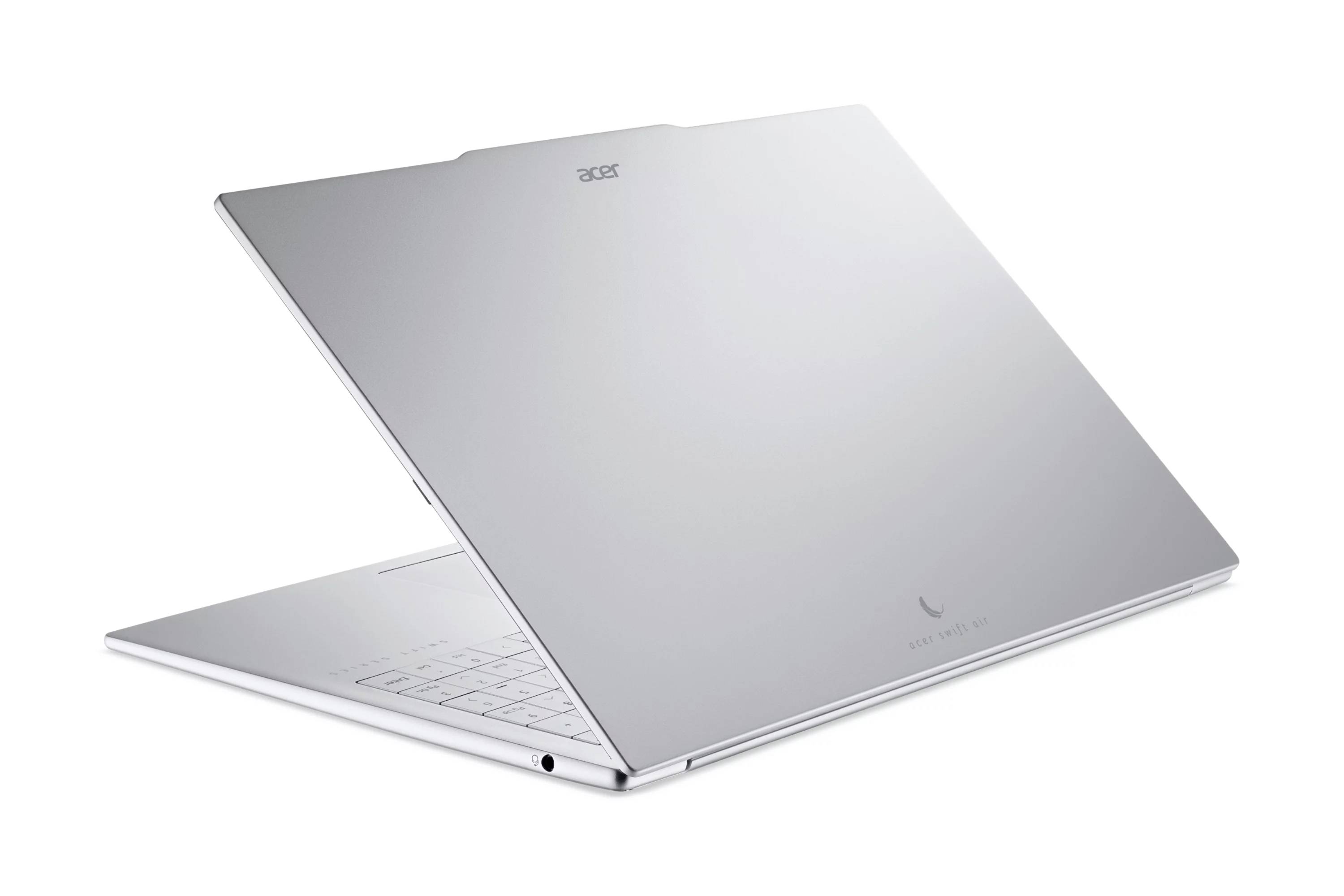 Silbernen Acer Laptop, teilweise geöffnet auf weißem Hintergrund, zeigt das dünne Profil und die Tastatur.