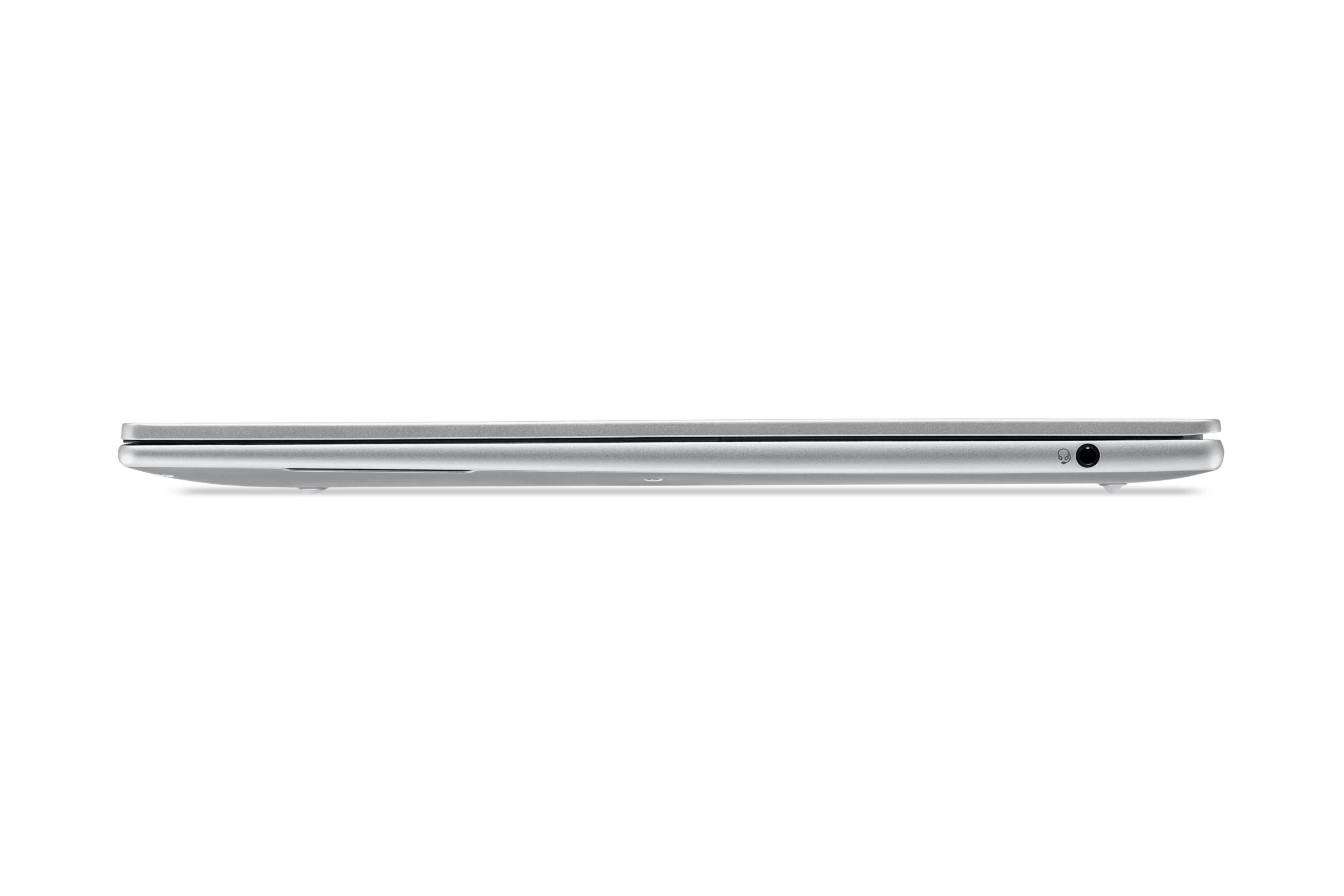 Dünner silberner Laptop, von der Seite gezeigt, geschlossen vor weißem Hintergrund.