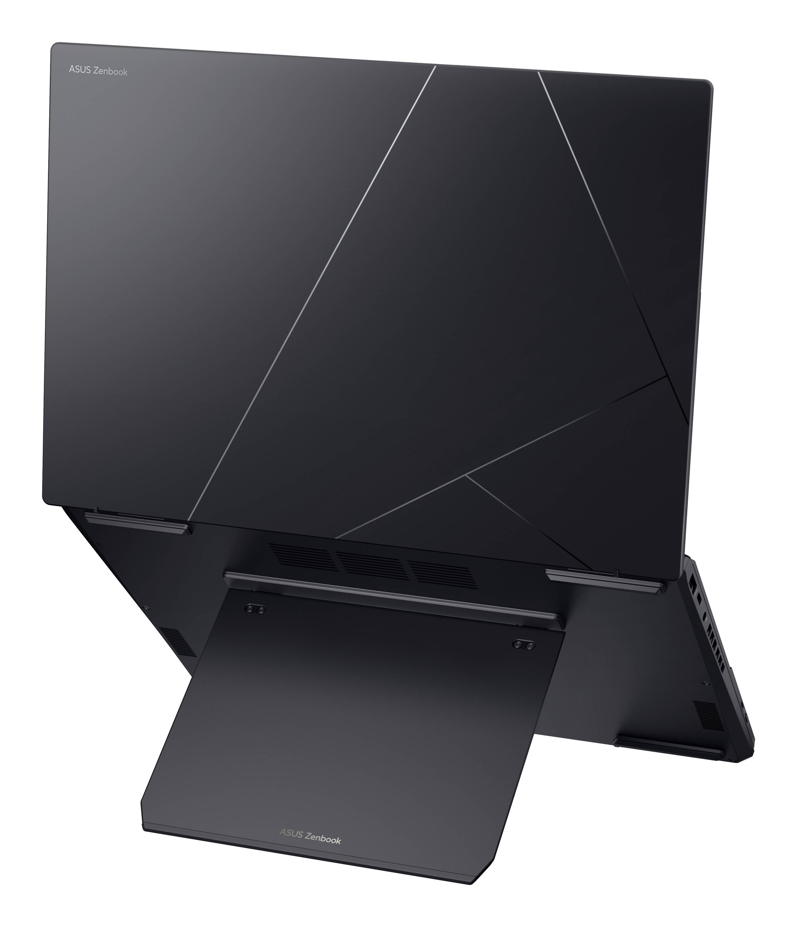 Rückansicht eines ASUS Zenbook-Laptops auf einem Ständer, der die offene Unterseite und das abgewinkelte Rückenelement auf weißem Hintergrund zeigt.