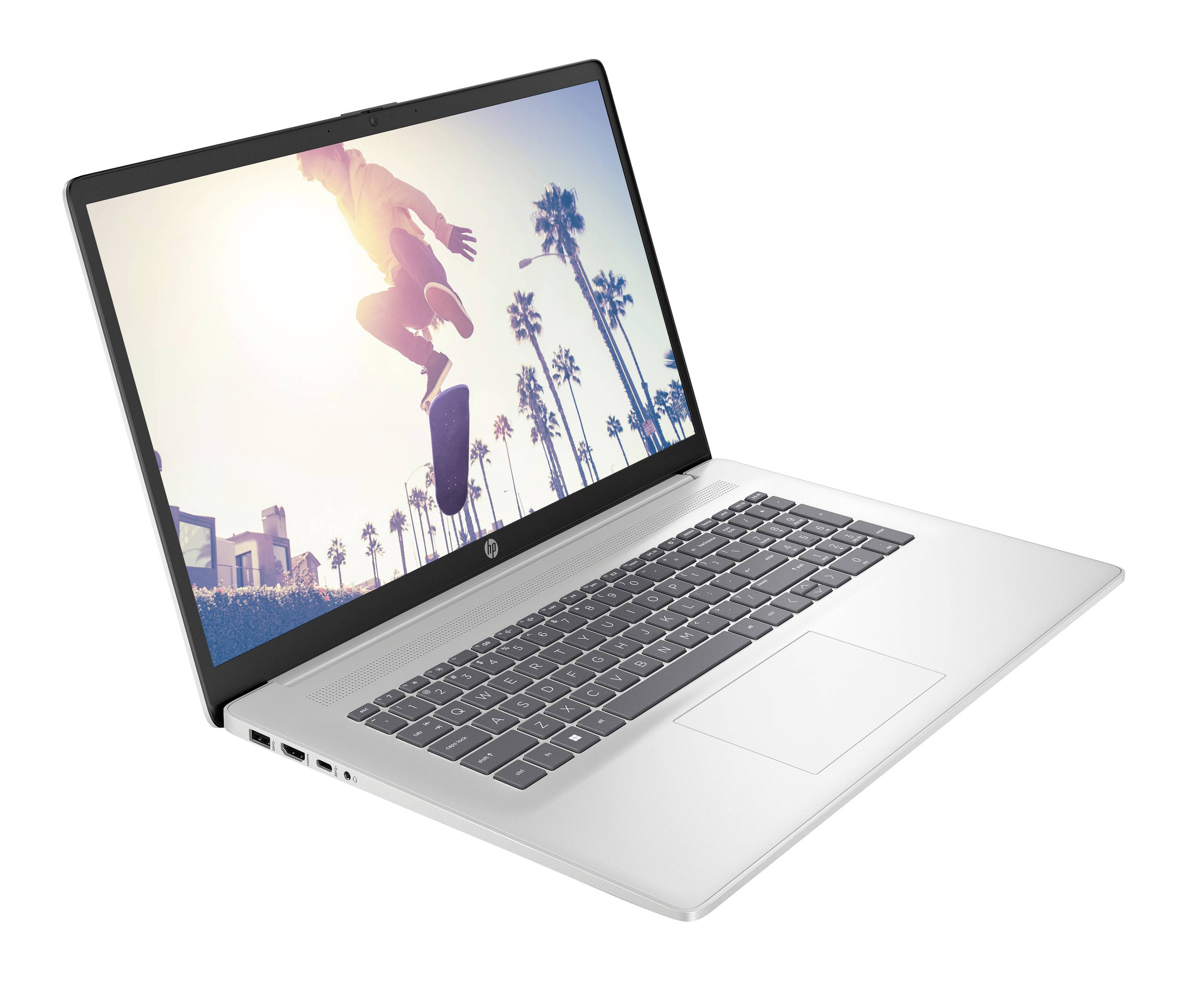 Silberner Laptop, offen auf weißem Hintergrund gezeigt, mit einem Skateboarder im Sprung auf dem Bildschirm.