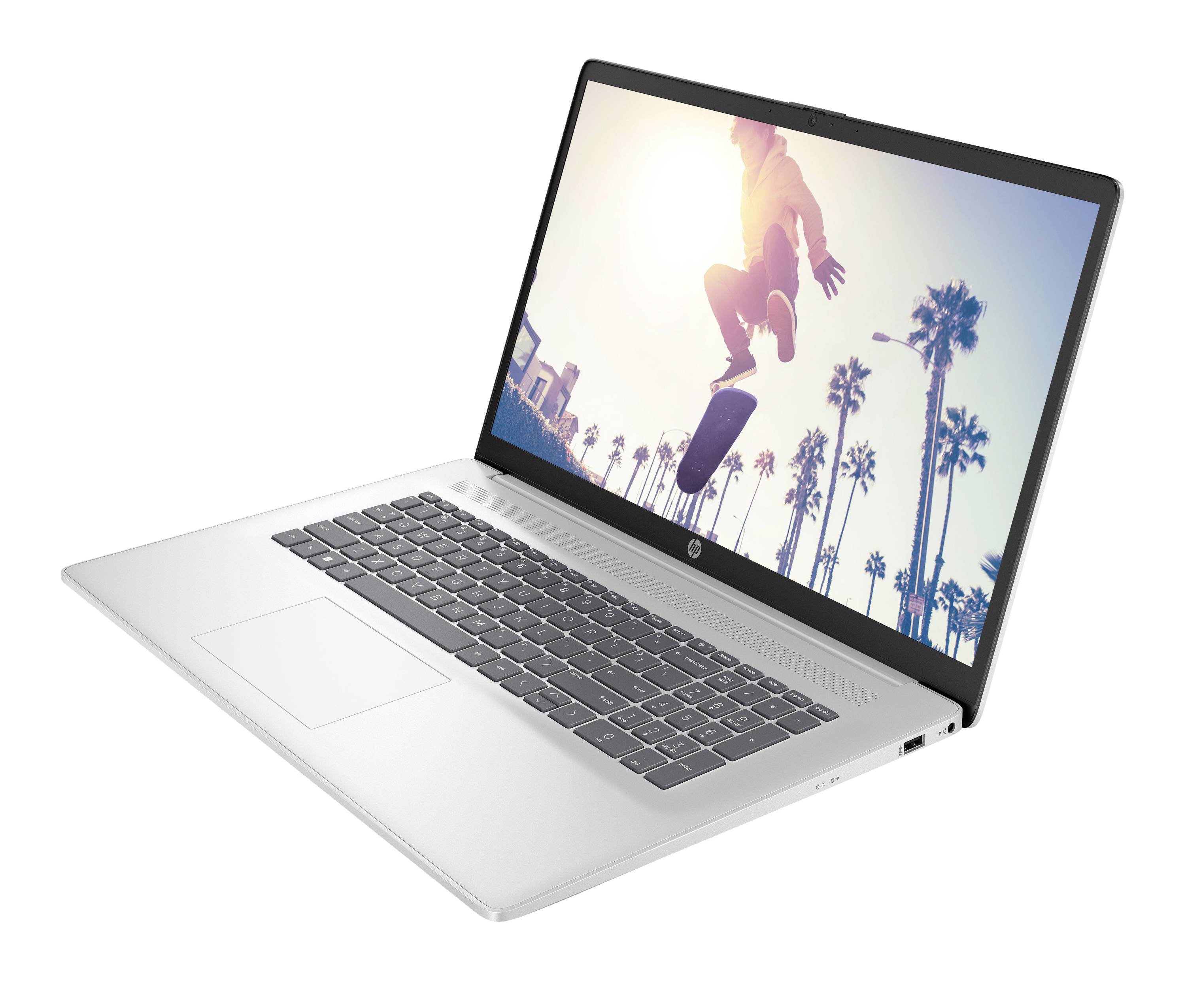 Silberner Laptop mit einem Skateboardfahrer auf dem Bildschirm, aufgeklappt vor weißem Hintergrund dargestellt.