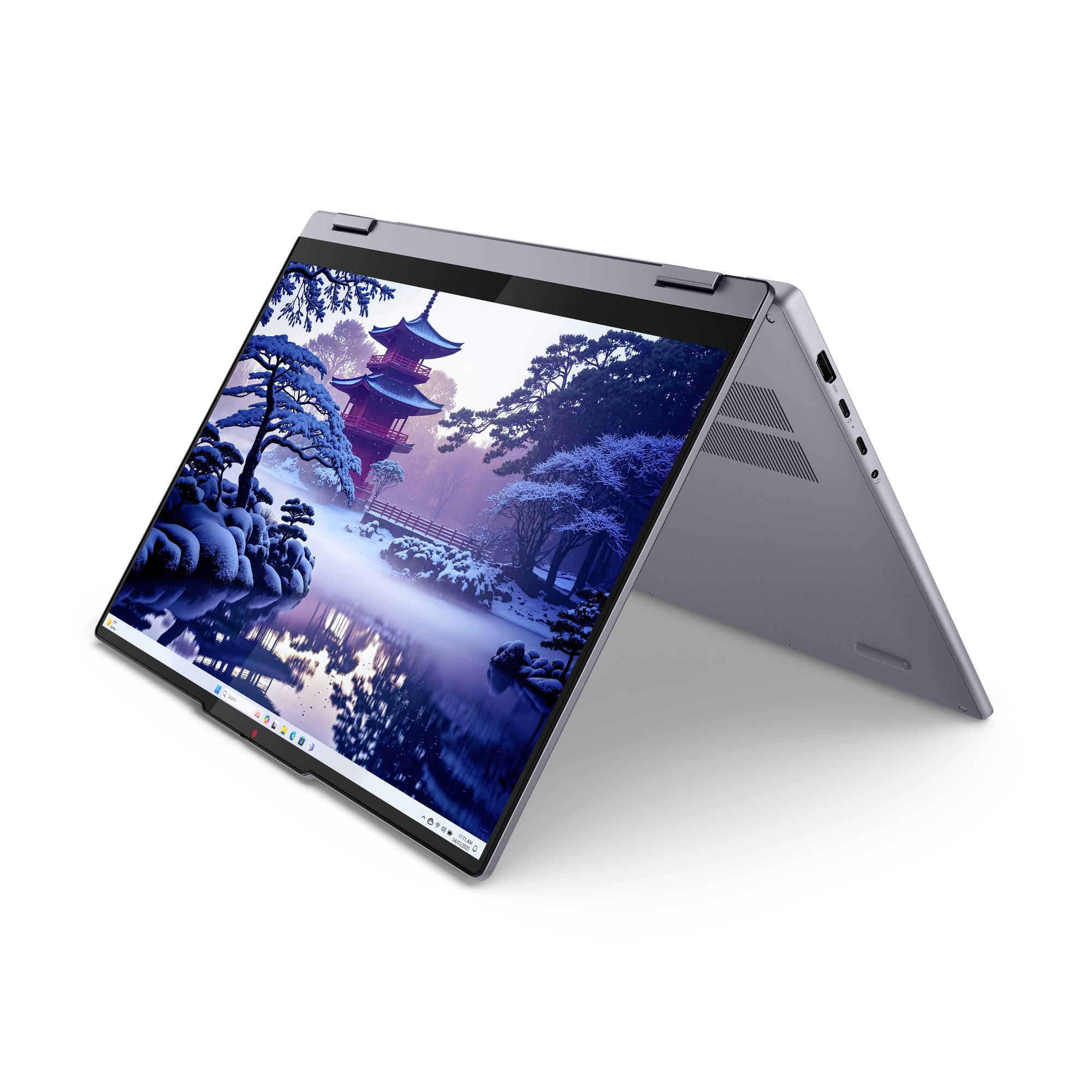 Silber-Laptop im 2-in-1-Format im Zeltmodus, mit einer malerischen Hintergrundansicht auf seinem Touch-Display.