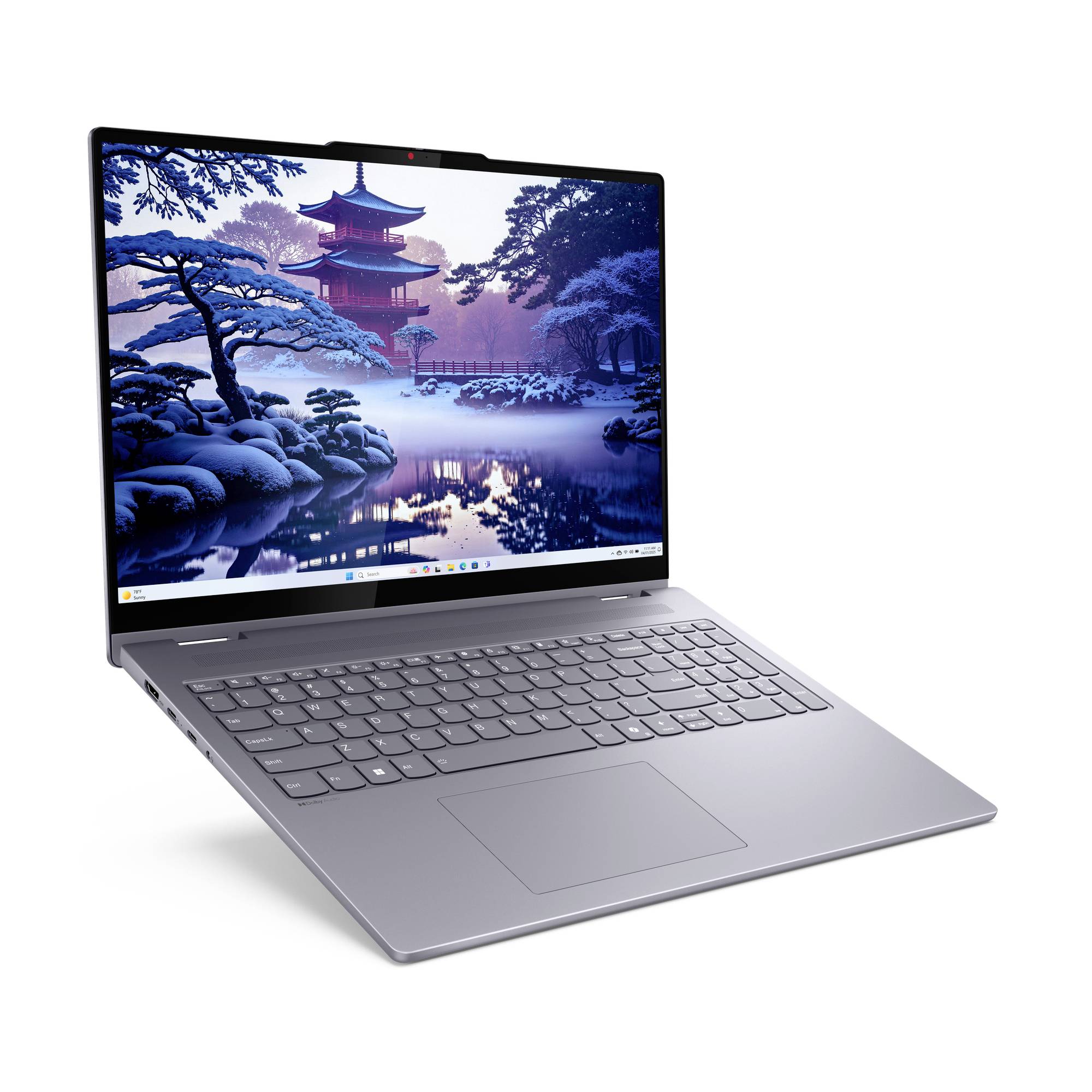 Silberner Laptop, der auf weißem Hintergrund geöffnet ist und einen japanischen Tempel-Hintergrund auf dem Bildschirm zeigt.