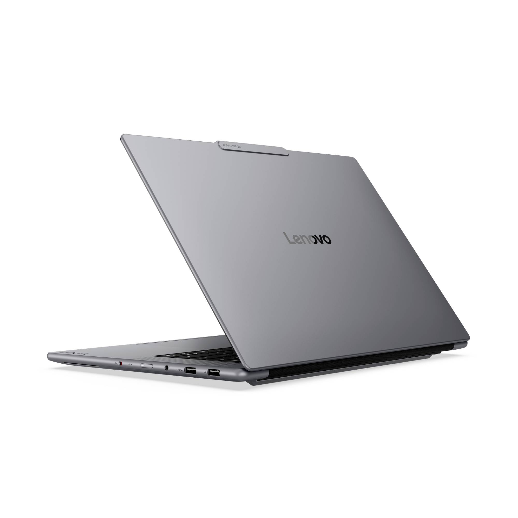 Silberner Lenovo-Laptop, teilweise geöffnet auf weißem Hintergrund, in einem Winkel angeordnet, um den Deckel und die Seitenports anzuzeigen.