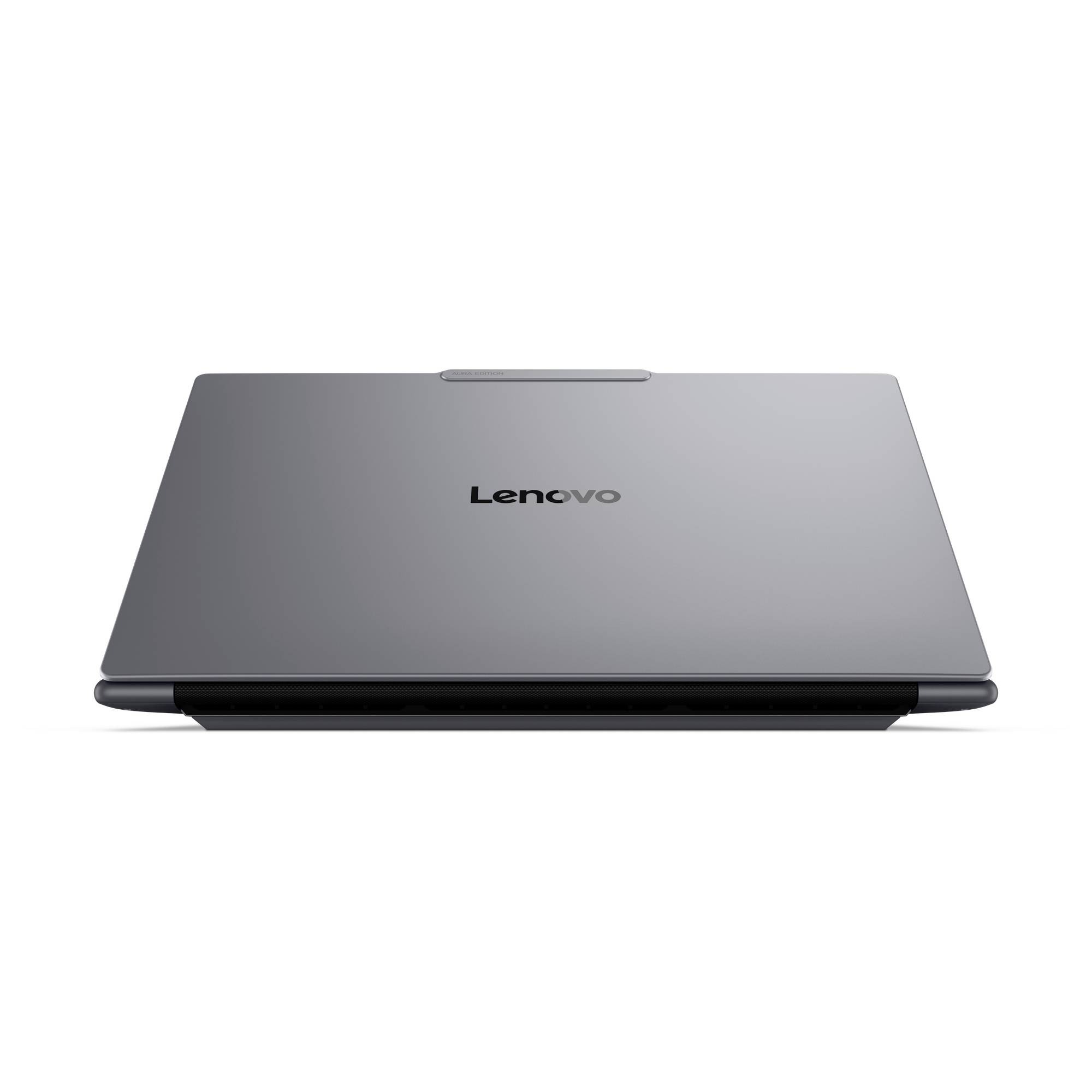 Geschlossenes silberfarbenes Lenovo-Laptop von hinten betrachtet, zentriert auf weißem Hintergrund.